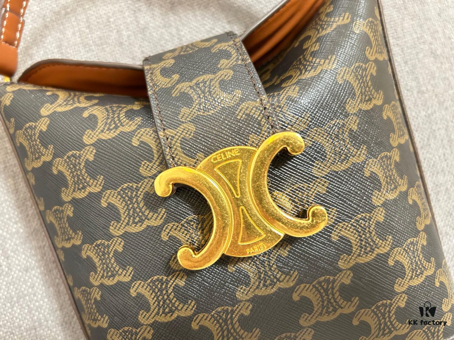 CELINE New Fries Bag, Smooth PVC Cowhide, Two Options, Original Hardware, Compact and Elegant Design, Handheld or Crossbody, Fits Small Essentials, Stunning Look, Size: 20cm, Model: 8106#