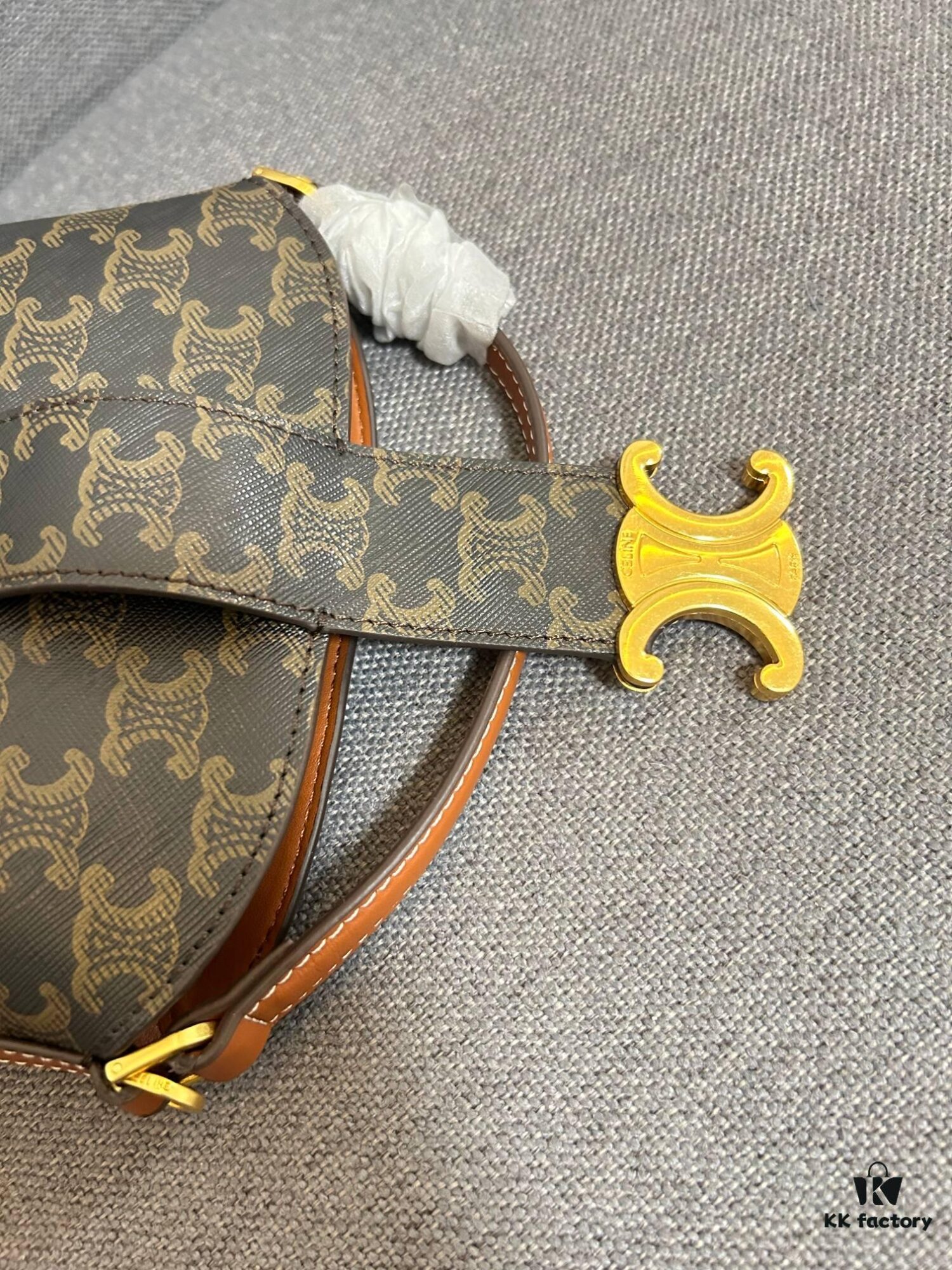 CELINE New Fries Bag, Smooth PVC Cowhide, Two Options, Original Hardware, Compact and Elegant Design, Handheld or Crossbody, Fits Small Essentials, Stunning Look, Size: 20cm, Model: 8106#