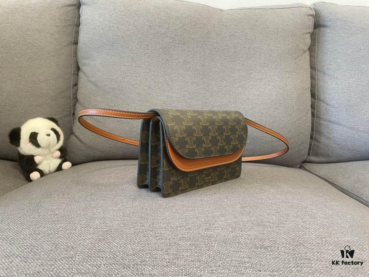 CELINE Envelope Bag – Snap Closure Tri-Compartment Design, Everyday Versatile Essential