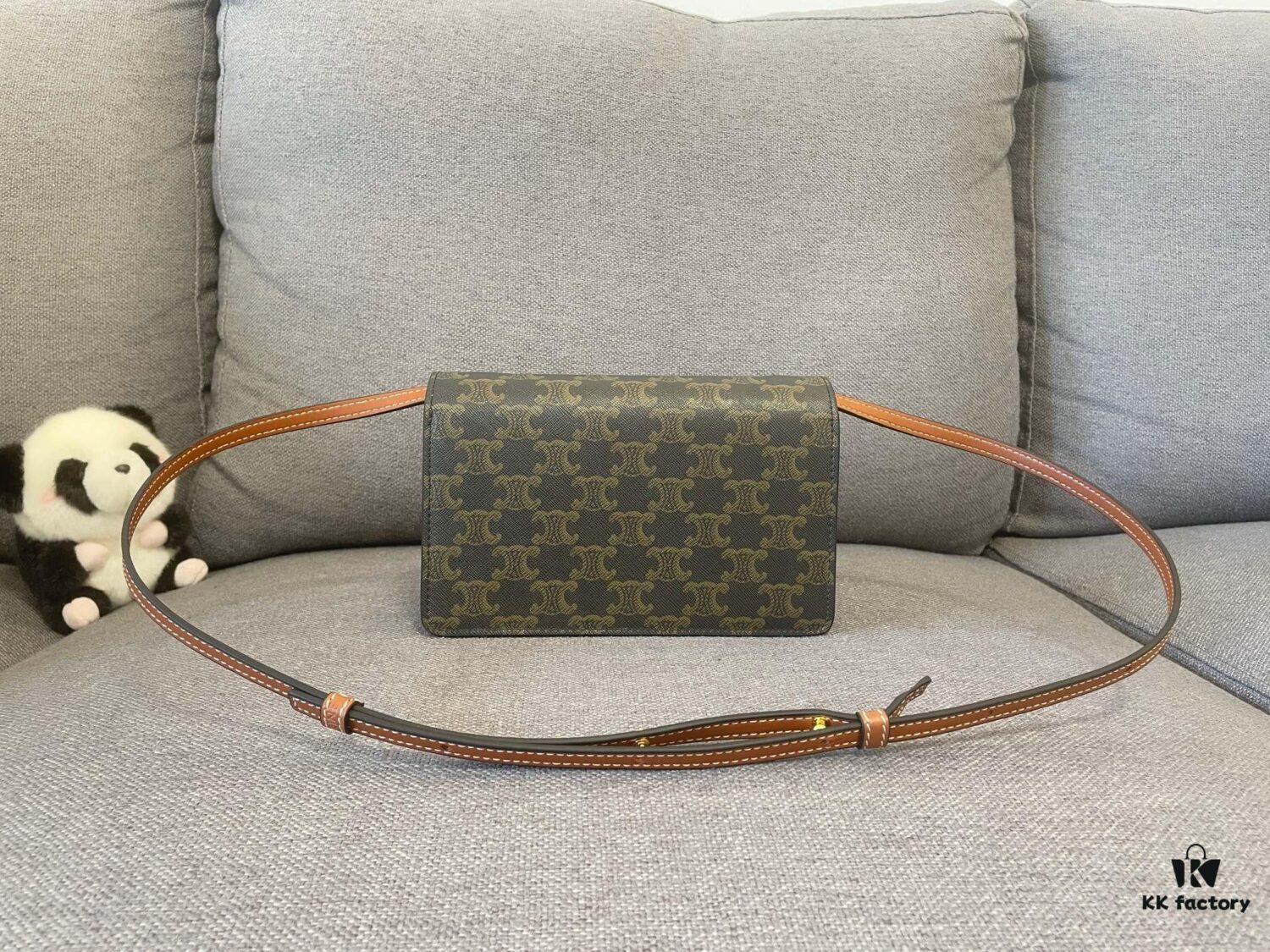 CELINE Envelope Bag – Snap Closure Tri-Compartment Design, Everyday Versatile Essential