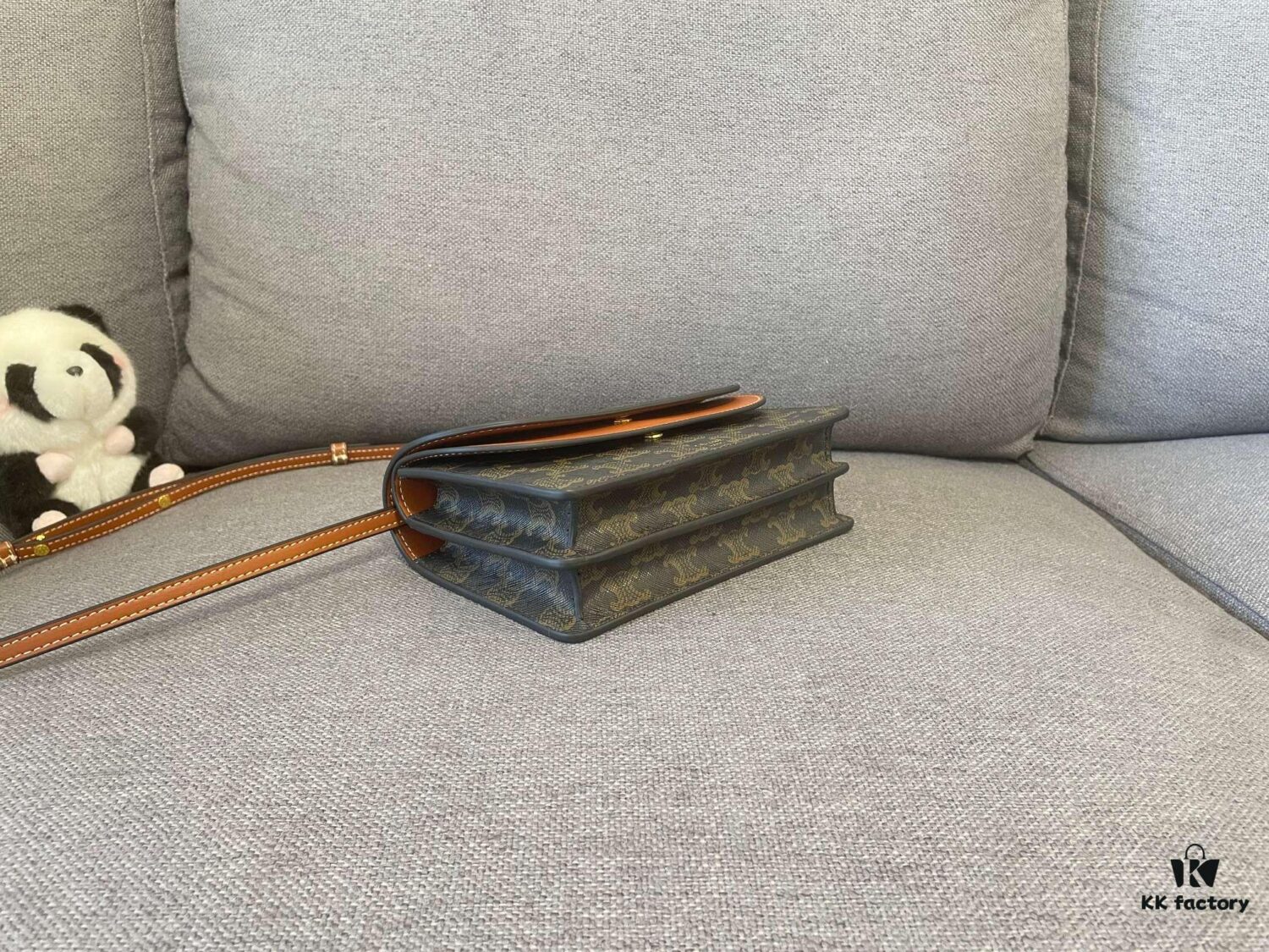 CELINE Envelope Bag – Snap Closure Tri-Compartment Design, Everyday Versatile Essential