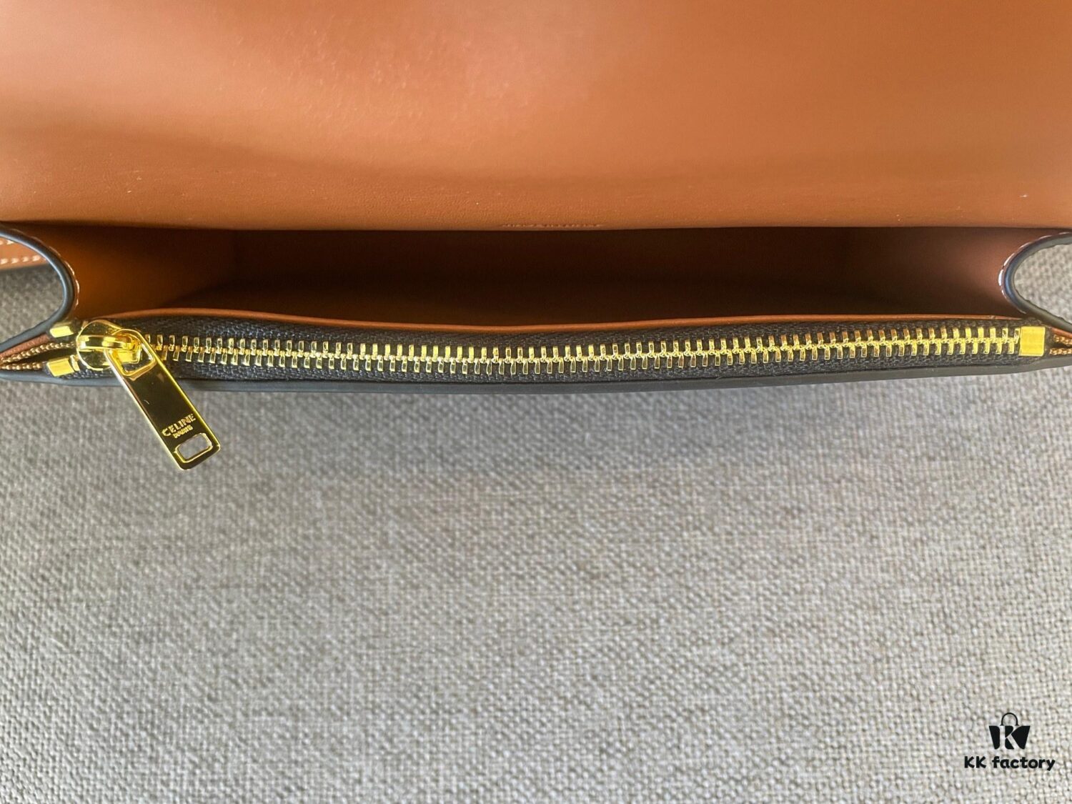 CELINE Envelope Bag – Snap Closure Tri-Compartment Design, Everyday Versatile Essential