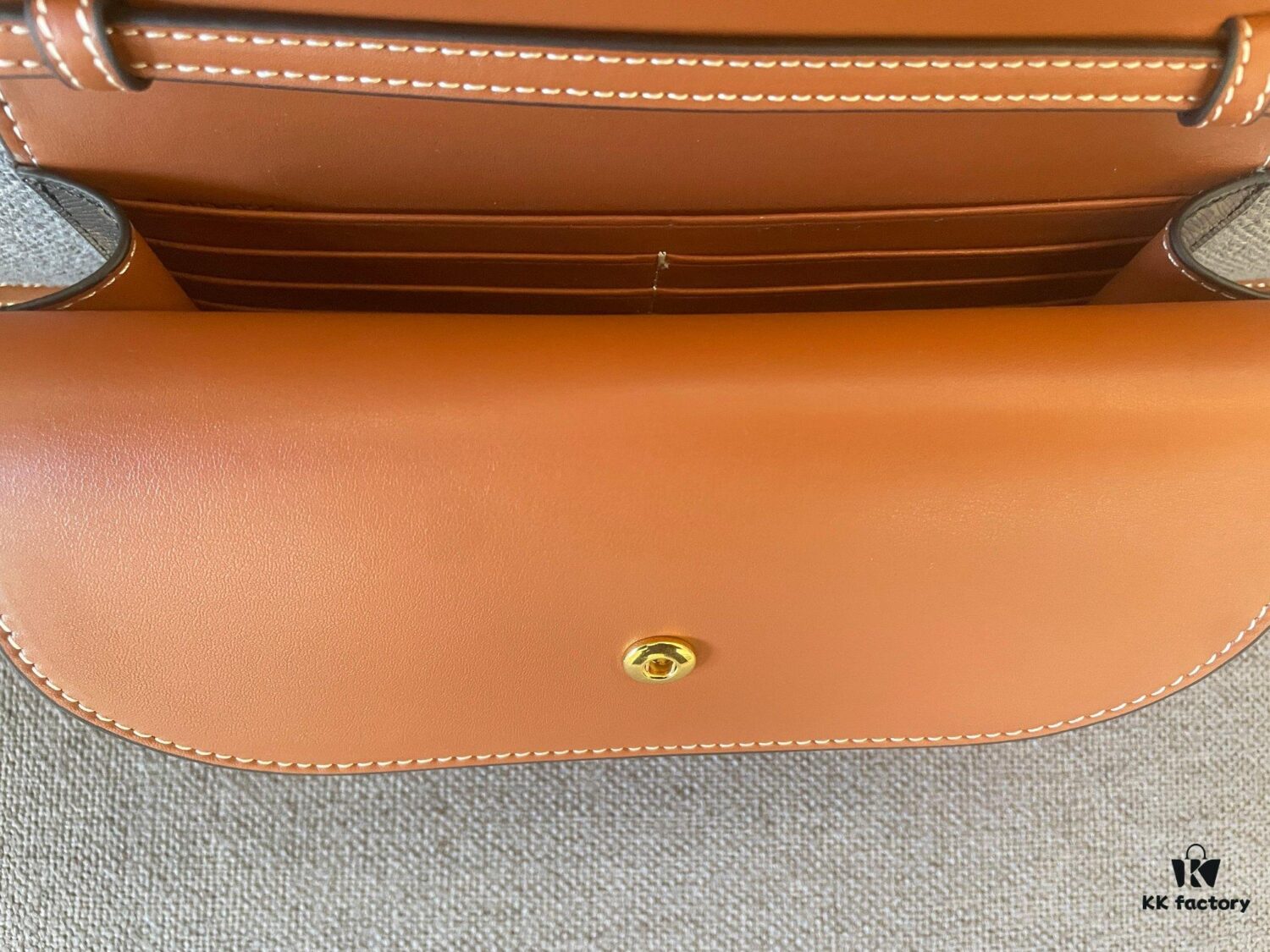 CELINE Envelope Bag – Snap Closure Tri-Compartment Design, Everyday Versatile Essential