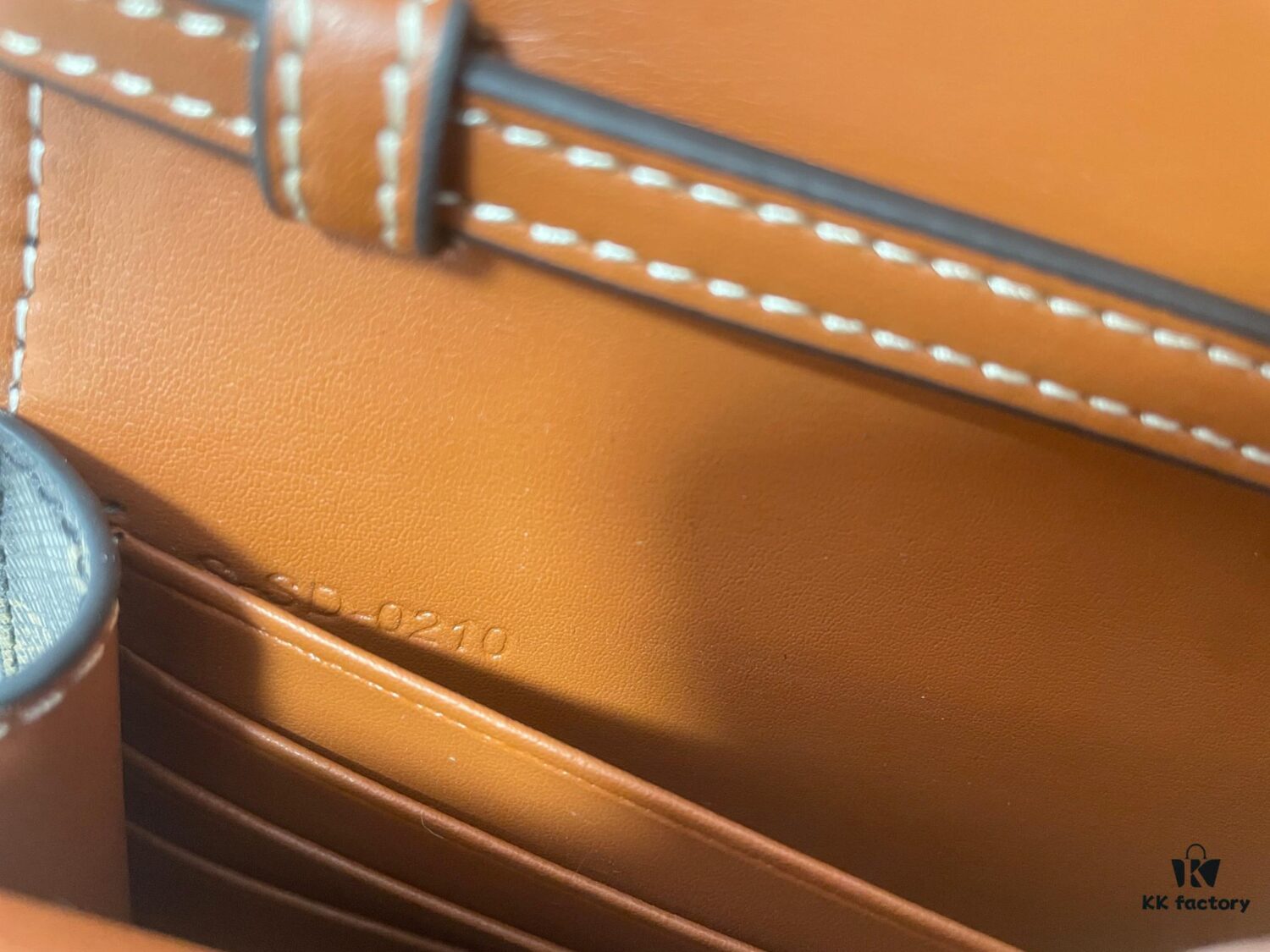 CELINE Envelope Bag – Snap Closure Tri-Compartment Design, Everyday Versatile Essential