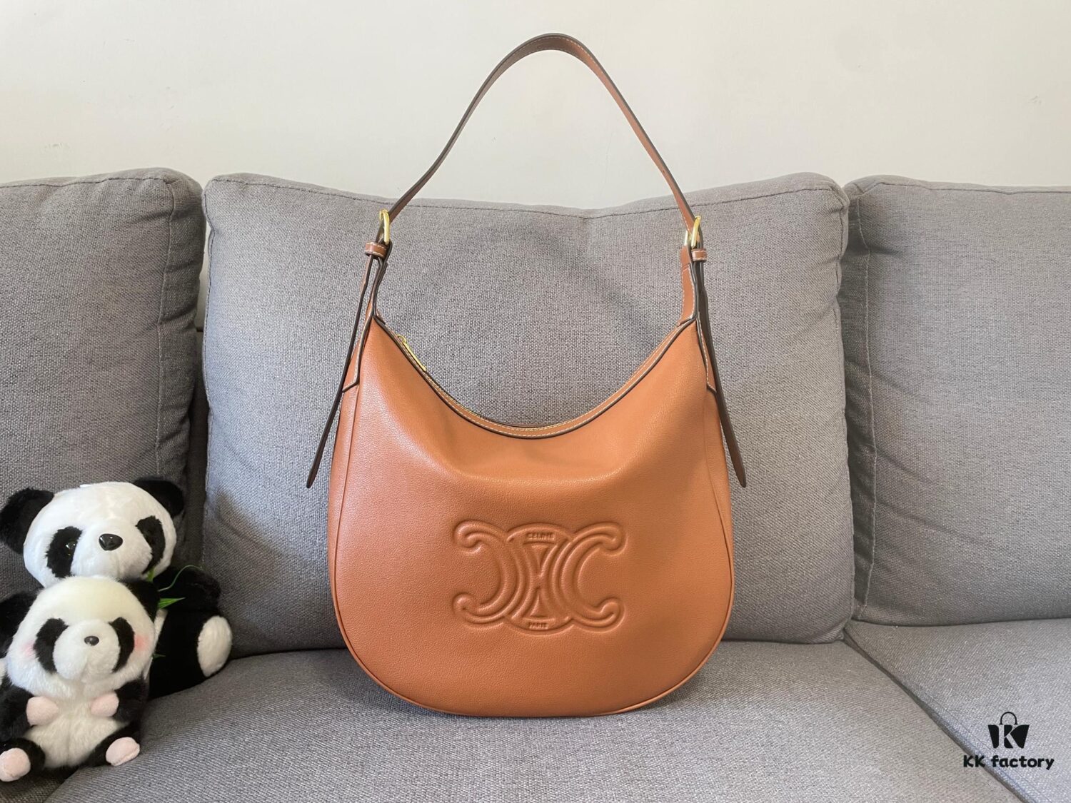 New Arrival CELINE HELOISE HOBO Bag - Must-Have for Fall/Winter! Rounded, fluid silhouette reminiscent of an oversized AVA bag. Undeniably chic and quintessentially Celine – effortlessly French, stylish, and timeless. Spacious enough for short trips or daily use, combining elegance with practicality.