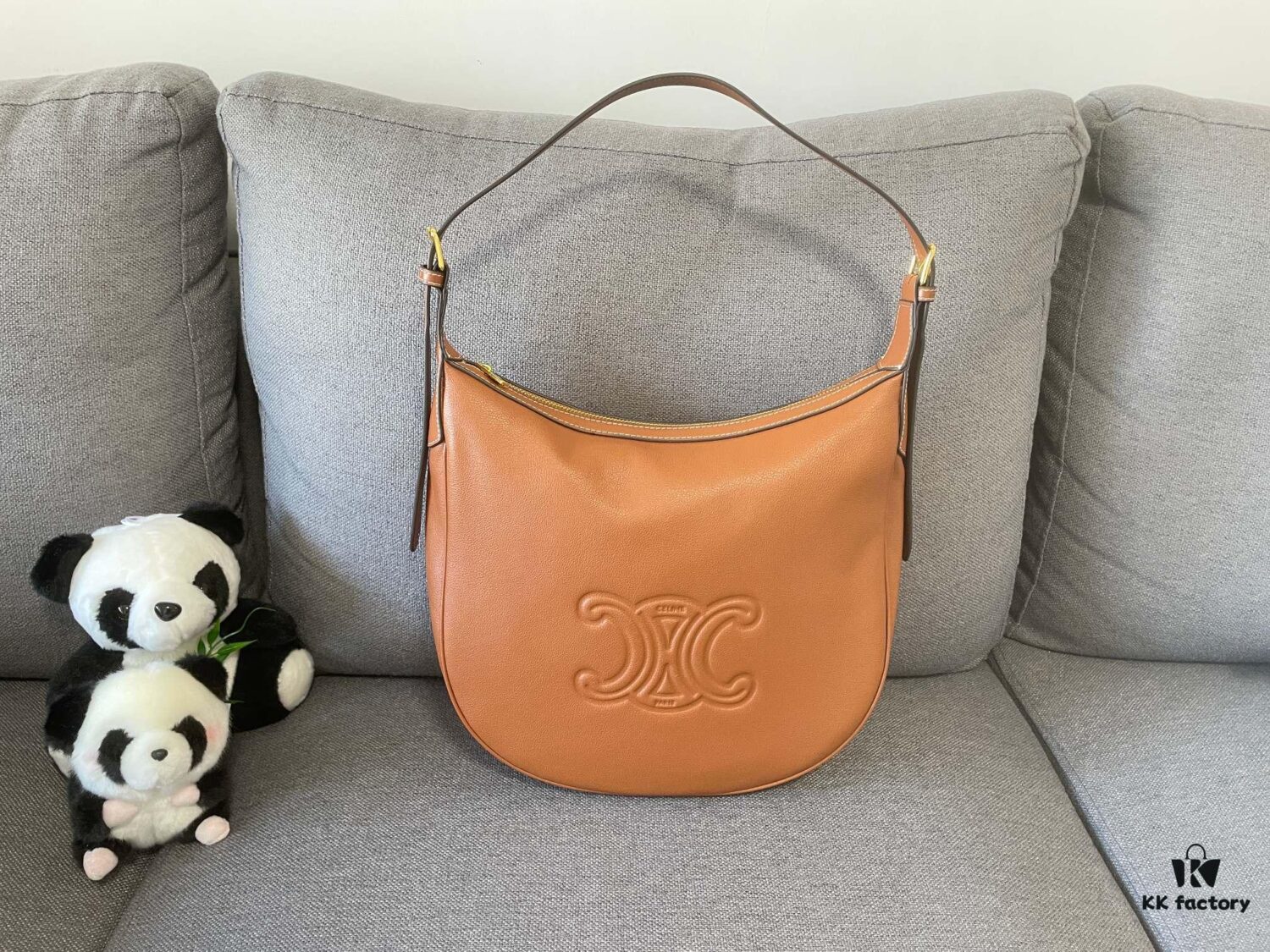 New Arrival CELINE HELOISE HOBO Bag - Must-Have for Fall/Winter! Rounded, fluid silhouette reminiscent of an oversized AVA bag. Undeniably chic and quintessentially Celine – effortlessly French, stylish, and timeless. Spacious enough for short trips or daily use, combining elegance with practicality.