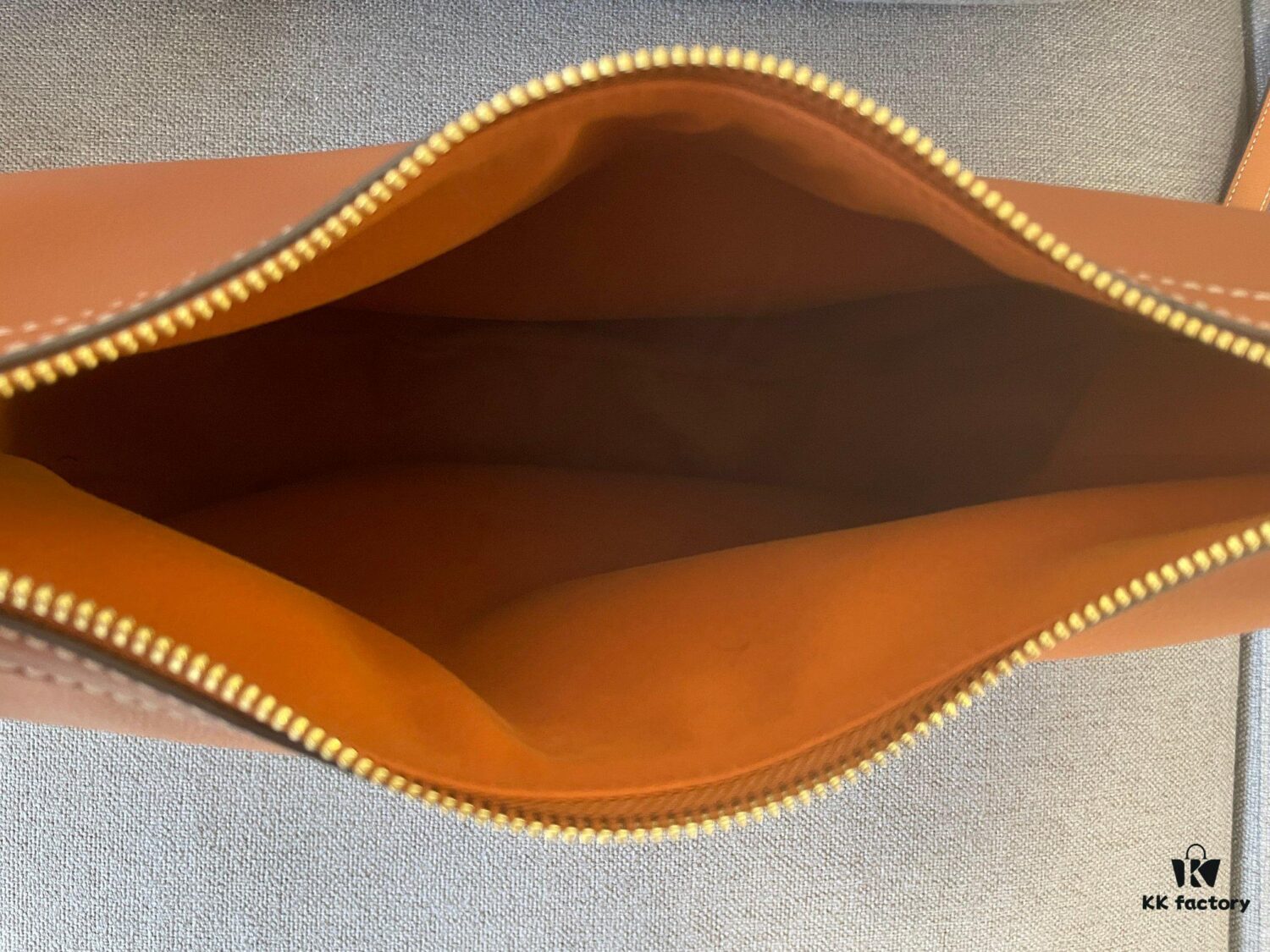 New Arrival CELINE HELOISE HOBO Bag - Must-Have for Fall/Winter! Rounded, fluid silhouette reminiscent of an oversized AVA bag. Undeniably chic and quintessentially Celine – effortlessly French, stylish, and timeless. Spacious enough for short trips or daily use, combining elegance with practicality.