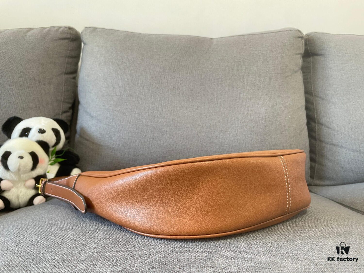 New Arrival CELINE HELOISE HOBO Bag - Must-Have for Fall/Winter! Rounded, fluid silhouette reminiscent of an oversized AVA bag. Undeniably chic and quintessentially Celine – effortlessly French, stylish, and timeless. Spacious enough for short trips or daily use, combining elegance with practicality.