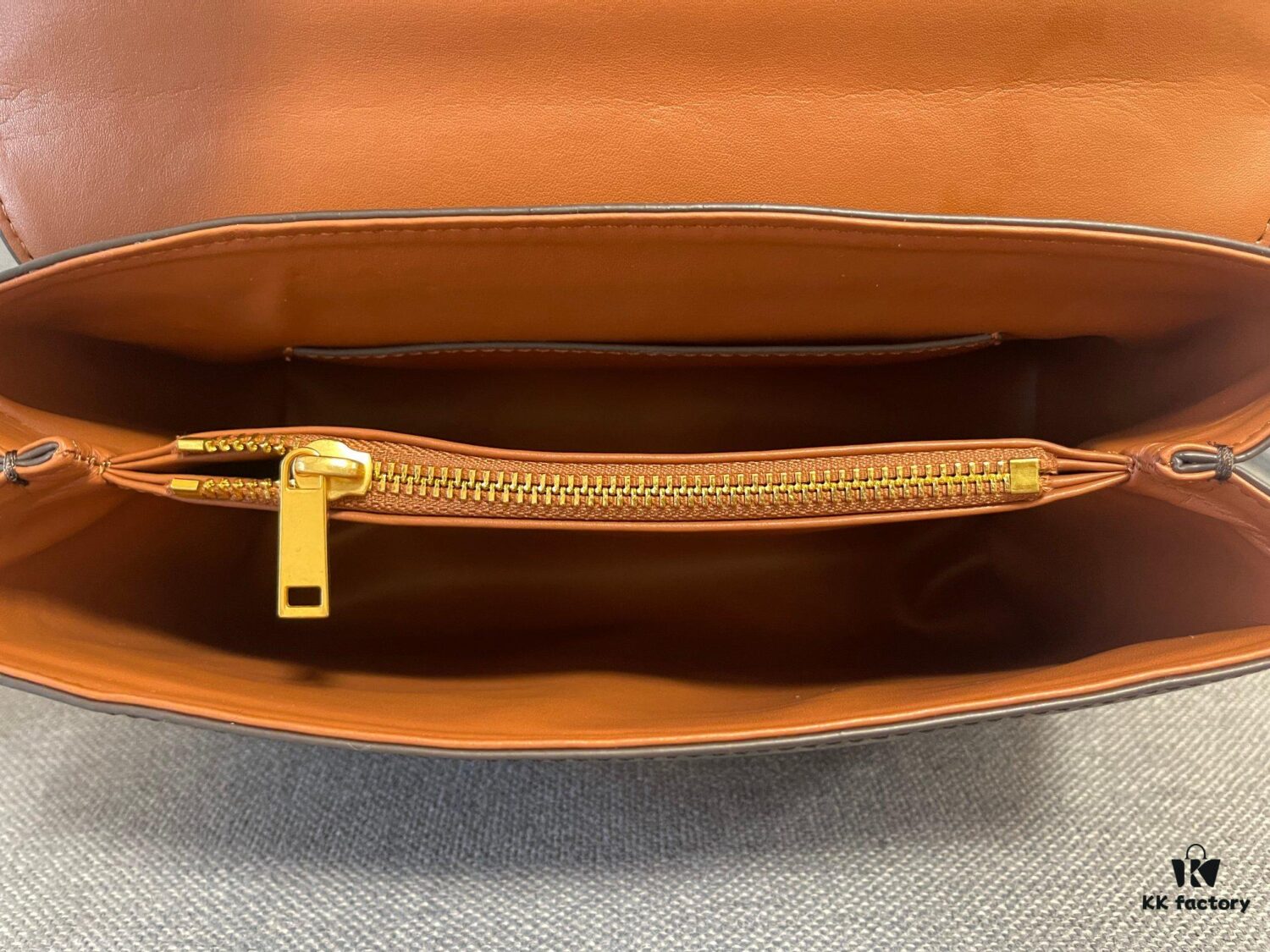 New Arrival A CELINE Arc de Triomphe Kelly Bag, New Design Arc de Triomphe Tote, Exuding Elegance, Simple and Refined Silhouette Showcasing a Polished Style and Pure Aesthetic