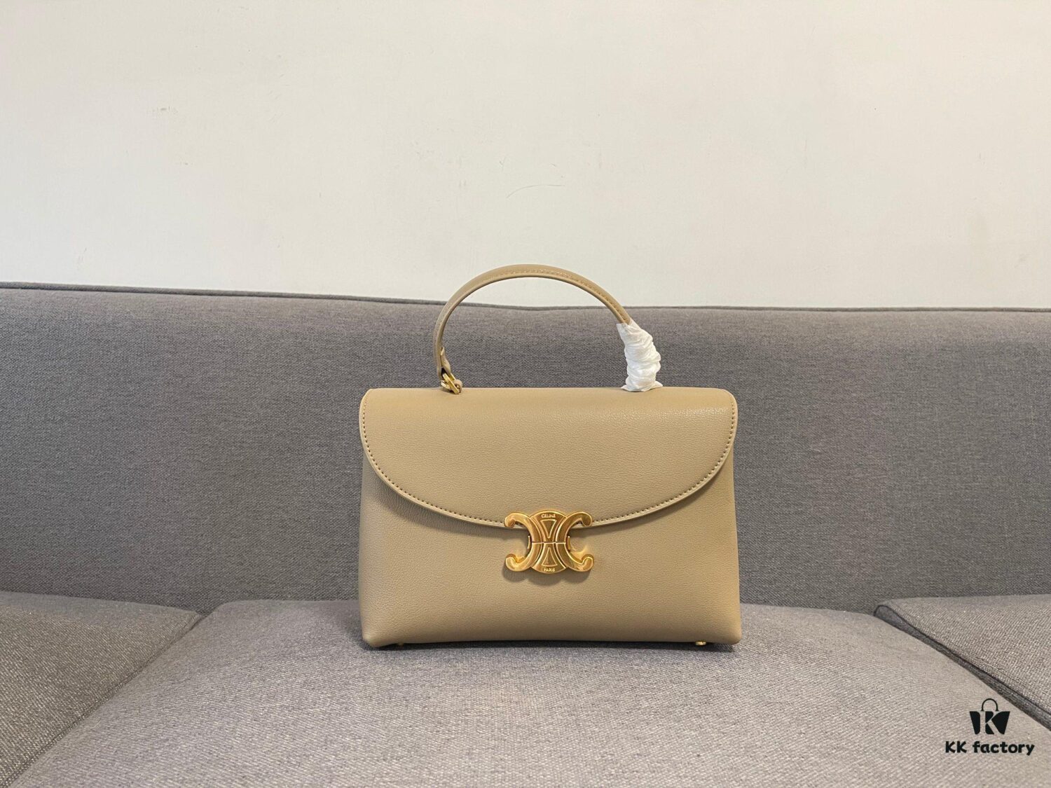 New Arrival A CELINE Arc de Triomphe Kelly Handbag, New Design with Arc de Triomphe Closure, Exuding Elegance
