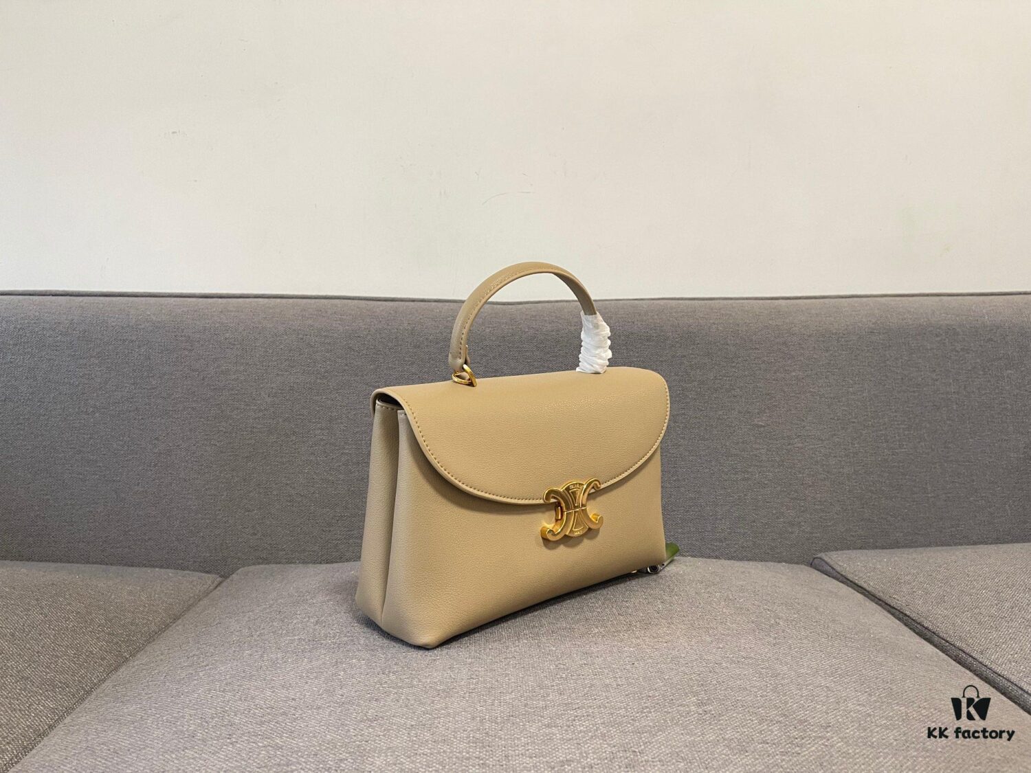 New Arrival A CELINE Arc de Triomphe Kelly Handbag, New Design with Arc de Triomphe Closure, Exuding Elegance