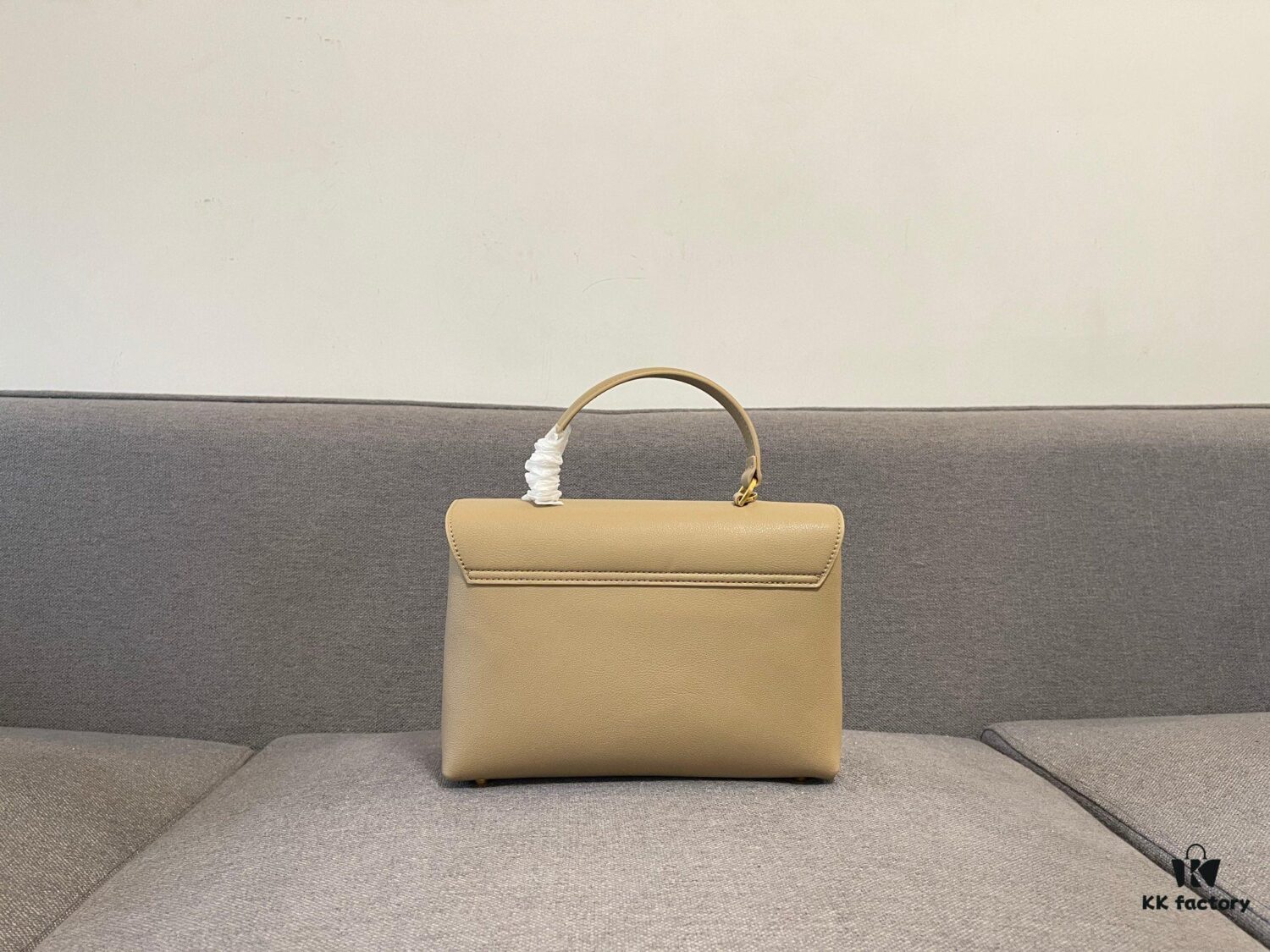 New Arrival A CELINE Arc de Triomphe Kelly Handbag, New Design with Arc de Triomphe Closure, Exuding Elegance