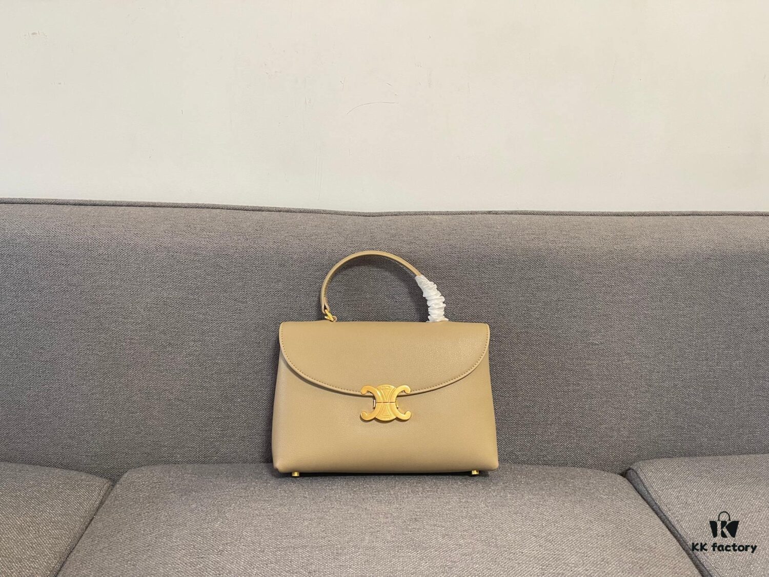 New Arrival A CELINE Arc de Triomphe Kelly Handbag, New Design with Arc de Triomphe Closure, Exuding Elegance