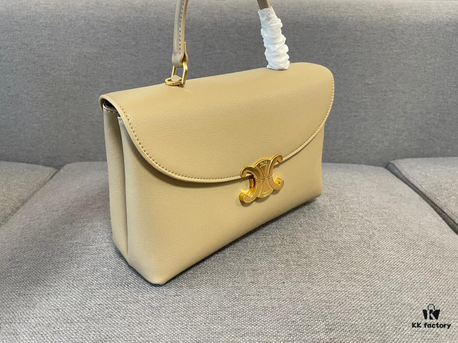 New Arrival A CELINE Arc de Triomphe Kelly Handbag, New Design with Arc de Triomphe Closure, Exuding Elegance