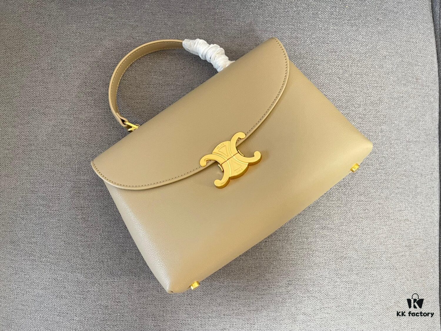 New Arrival A CELINE Arc de Triomphe Kelly Handbag, New Design with Arc de Triomphe Closure, Exuding Elegance