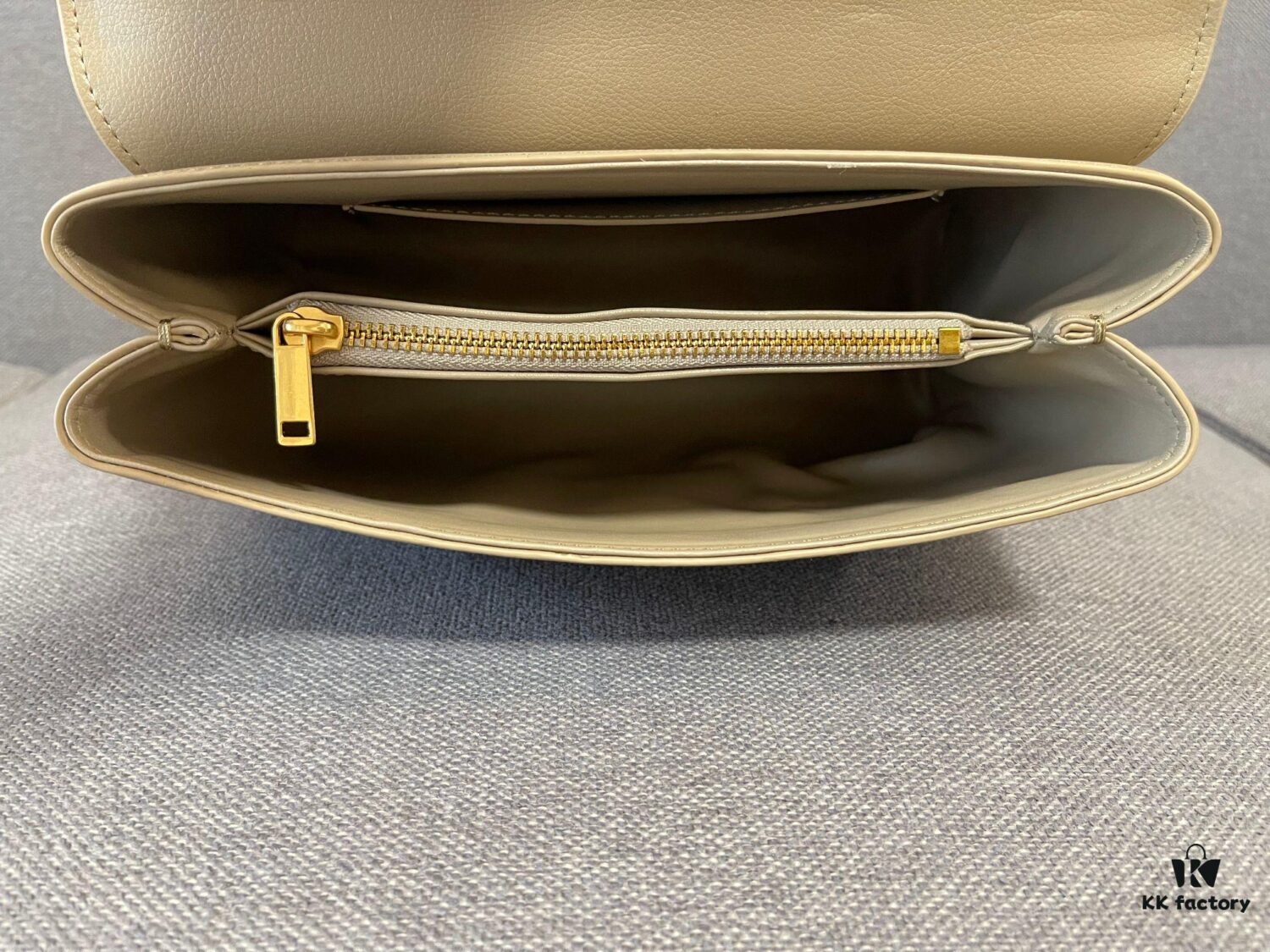 New Arrival A CELINE Arc de Triomphe Kelly Handbag, New Design with Arc de Triomphe Closure, Exuding Elegance