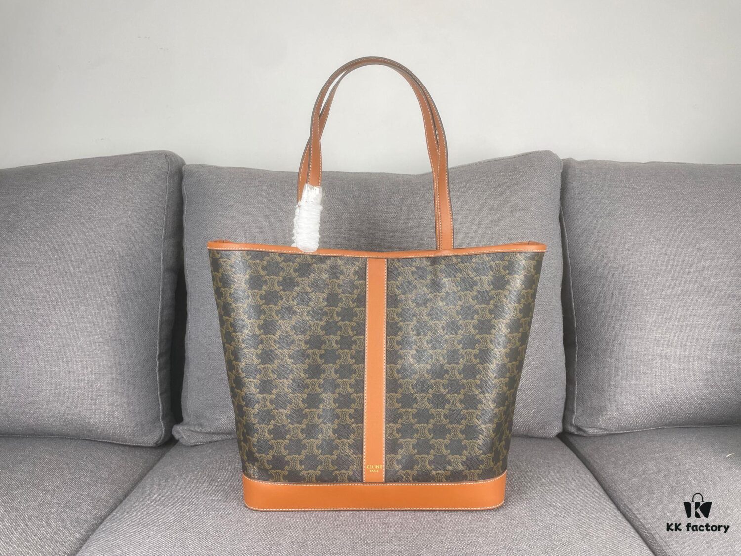 TRIOMPHE CANVAS Handbag 🐕. 🆕 Fall/Winter CELINE New CABAS Medium Signature Print Calfskin Leather Handbag, calfskin leather trim combined with classic monogram woven fabric, can be carried by shoulder or hand-held, snap button closure, featuring 1 main compartment and 1 inner zip pocket. Stylish and practical design fits standard tablets and laptops 🧑‍💻. Ideal for commuting, daily use, and travel 🫶🏻🫶🏻. Model No.: 3122# Size: 31x17x31.5