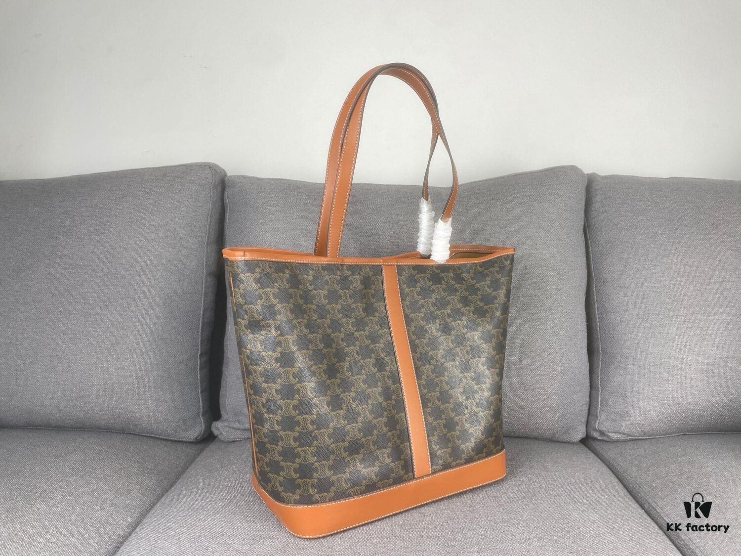 TRIOMPHE CANVAS Handbag 🐕. 🆕 Fall/Winter CELINE New CABAS Medium Signature Print Calfskin Leather Handbag, calfskin leather trim combined with classic monogram woven fabric, can be carried by shoulder or hand-held, snap button closure, featuring 1 main compartment and 1 inner zip pocket. Stylish and practical design fits standard tablets and laptops 🧑‍💻. Ideal for commuting, daily use, and travel 🫶🏻🫶🏻. Model No.: 3122# Size: 31x17x31.5
