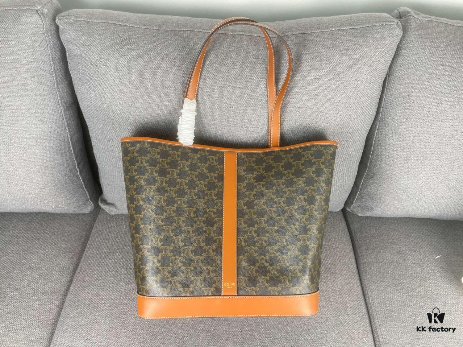 TRIOMPHE CANVAS Handbag 🐕. 🆕 Fall/Winter CELINE New CABAS Medium Signature Print Calfskin Leather Handbag, calfskin leather trim combined with classic monogram woven fabric, can be carried by shoulder or hand-held, snap button closure, featuring 1 main compartment and 1 inner zip pocket. Stylish and practical design fits standard tablets and laptops 🧑‍💻. Ideal for commuting, daily use, and travel 🫶🏻🫶🏻. Model No.: 3122# Size: 31x17x31.5