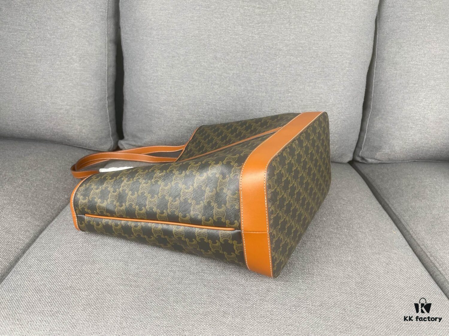 TRIOMPHE CANVAS Handbag 🐕. 🆕 Fall/Winter CELINE New CABAS Medium Signature Print Calfskin Leather Handbag, calfskin leather trim combined with classic monogram woven fabric, can be carried by shoulder or hand-held, snap button closure, featuring 1 main compartment and 1 inner zip pocket. Stylish and practical design fits standard tablets and laptops 🧑‍💻. Ideal for commuting, daily use, and travel 🫶🏻🫶🏻. Model No.: 3122# Size: 31x17x31.5