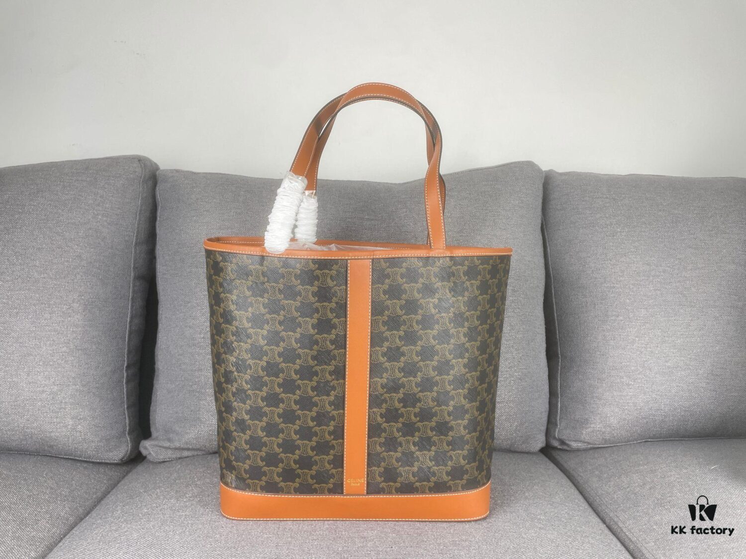 TRIOMPHE CANVAS Handbag 🐕. 🆕 Fall/Winter CELINE New CABAS Medium Signature Print Calfskin Leather Handbag, calfskin leather trim combined with classic monogram woven fabric, can be carried by shoulder or hand-held, snap button closure, featuring 1 main compartment and 1 inner zip pocket. Stylish and practical design fits standard tablets and laptops 🧑‍💻. Ideal for commuting, daily use, and travel 🫶🏻🫶🏻. Model No.: 3122# Size: 31x17x31.5