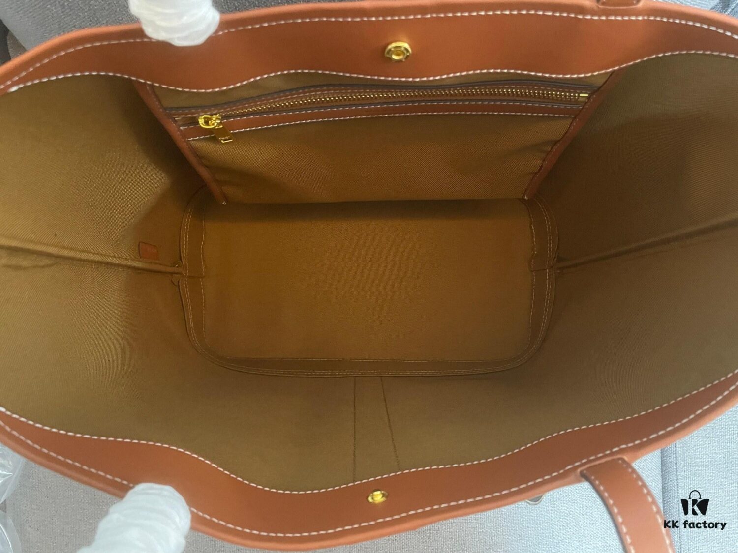 TRIOMPHE CANVAS Handbag 🐕. 🆕 Fall/Winter CELINE New CABAS Medium Signature Print Calfskin Leather Handbag, calfskin leather trim combined with classic monogram woven fabric, can be carried by shoulder or hand-held, snap button closure, featuring 1 main compartment and 1 inner zip pocket. Stylish and practical design fits standard tablets and laptops 🧑‍💻. Ideal for commuting, daily use, and travel 🫶🏻🫶🏻. Model No.: 3122# Size: 31x17x31.5