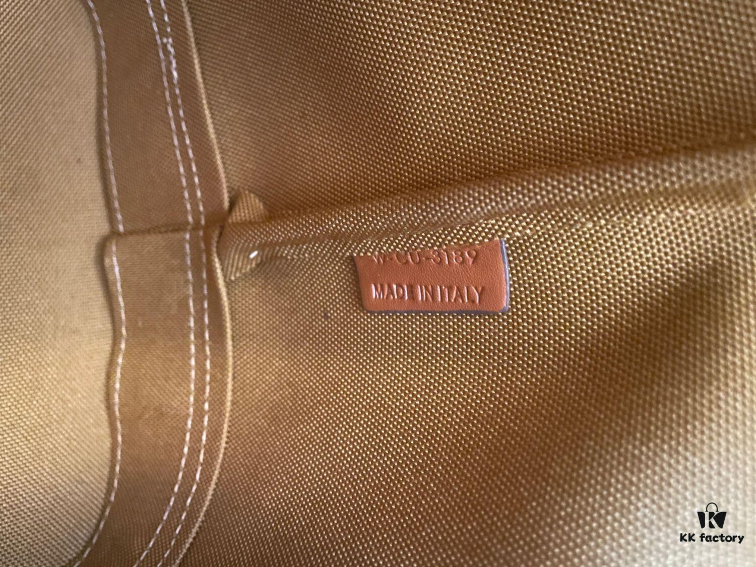 TRIOMPHE CANVAS Handbag 🐕. 🆕 Fall/Winter CELINE New CABAS Medium Signature Print Calfskin Leather Handbag, calfskin leather trim combined with classic monogram woven fabric, can be carried by shoulder or hand-held, snap button closure, featuring 1 main compartment and 1 inner zip pocket. Stylish and practical design fits standard tablets and laptops 🧑‍💻. Ideal for commuting, daily use, and travel 🫶🏻🫶🏻. Model No.: 3122# Size: 31x17x31.5