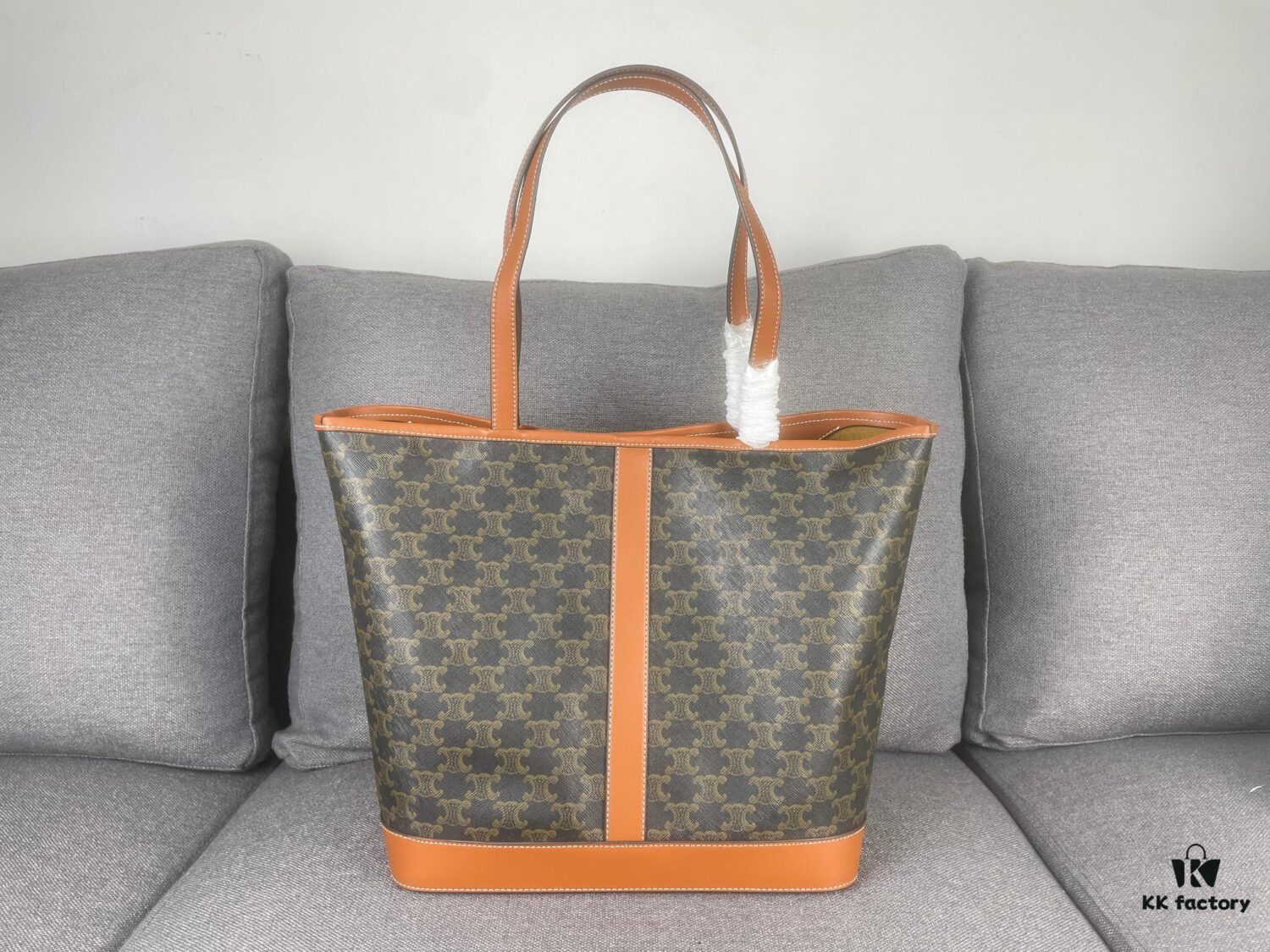 TRIOMPHE CANVAS Handbag 🐕. 🆕 Fall/Winter CELINE New CABAS Medium Signature Print Calfskin Leather Handbag, calfskin leather trim combined with classic monogram woven fabric, can be carried by shoulder or hand-held, snap button closure, featuring 1 main compartment and 1 inner zip pocket. Stylish and practical design fits standard tablets and laptops 🧑‍💻. Ideal for commuting, daily use, and travel 🫶🏻🫶🏻. Model No.: 3122# Size: 31x17x31.5