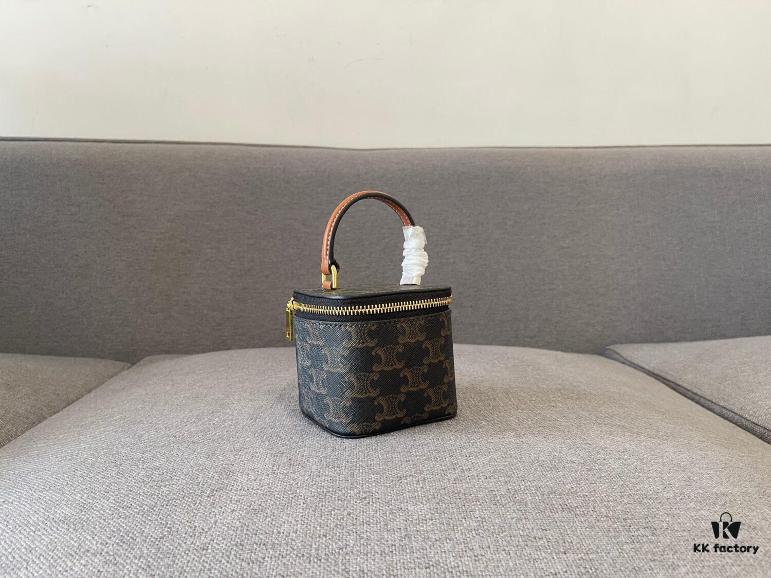 CELINE | New BOX TRIOMPHE Elegant Retro Bag with Iconic Triumph Arch Logo Closure