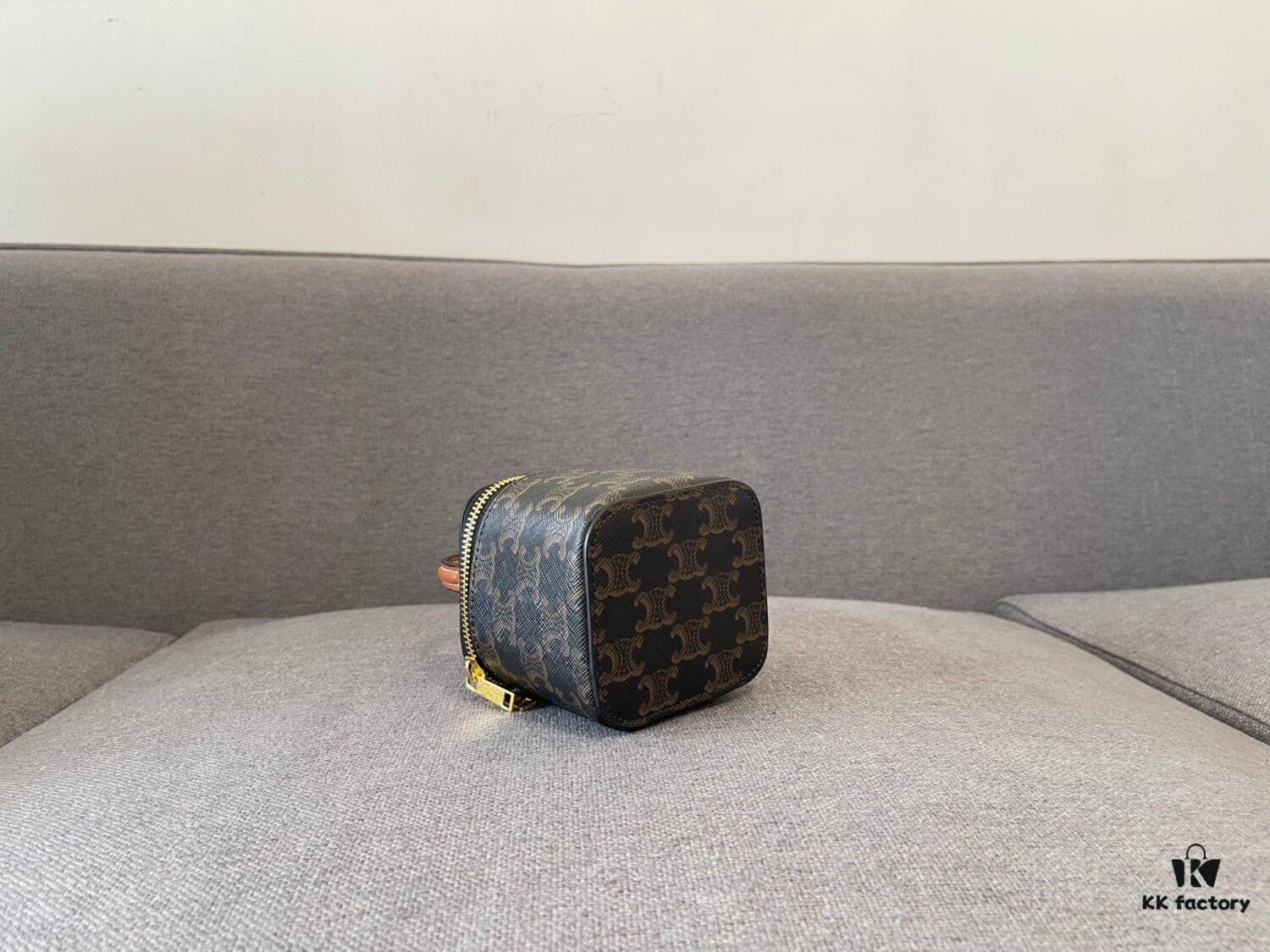 CELINE | New BOX TRIOMPHE Elegant Retro Bag with Iconic Triumph Arch Logo Closure