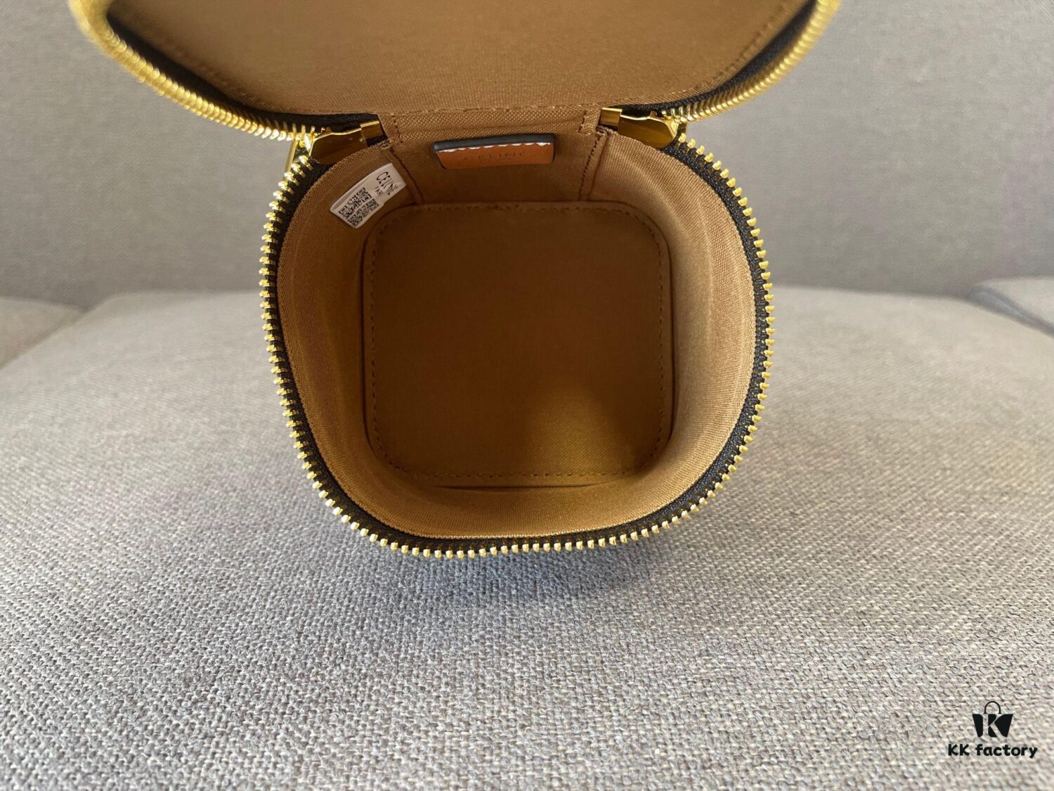 CELINE | New BOX TRIOMPHE Elegant Retro Bag with Iconic Triumph Arch Logo Closure