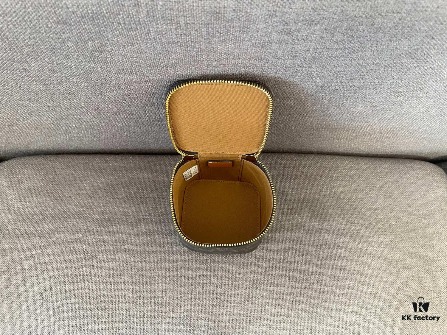 CELINE | New BOX TRIOMPHE Elegant Retro Bag with Iconic Triumph Arch Logo Closure