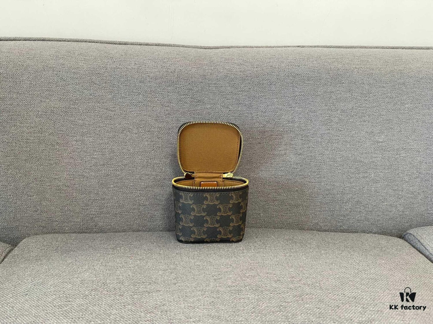 CELINE | New BOX TRIOMPHE Elegant Retro Bag with Iconic Triumph Arch Logo Closure