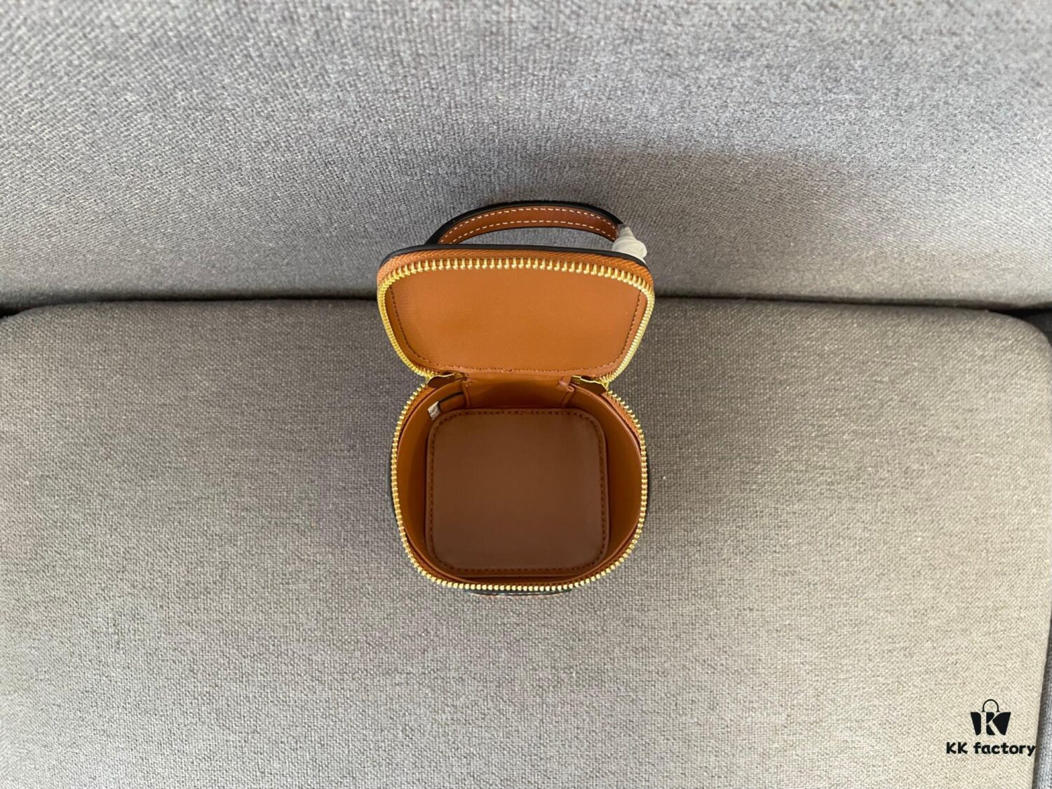 CELINE | New BOX TRIOMPHE Elegant Retro Mini Bag with Iconic Triumph Arch Logo Clasp