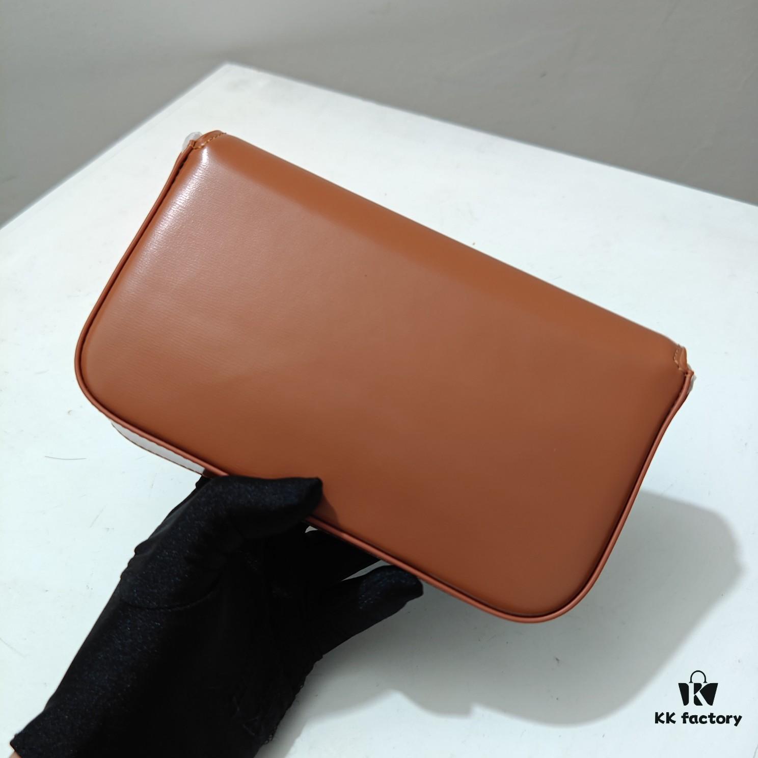 Top Quality Original Celine Triomphe Classic Shoulder Bag, Patent Leather with Needle Grain, Can Be Carried Underarm, by Hand or Crossbody, Perfect Color and Structure, Elegant and Three-dimensional Design