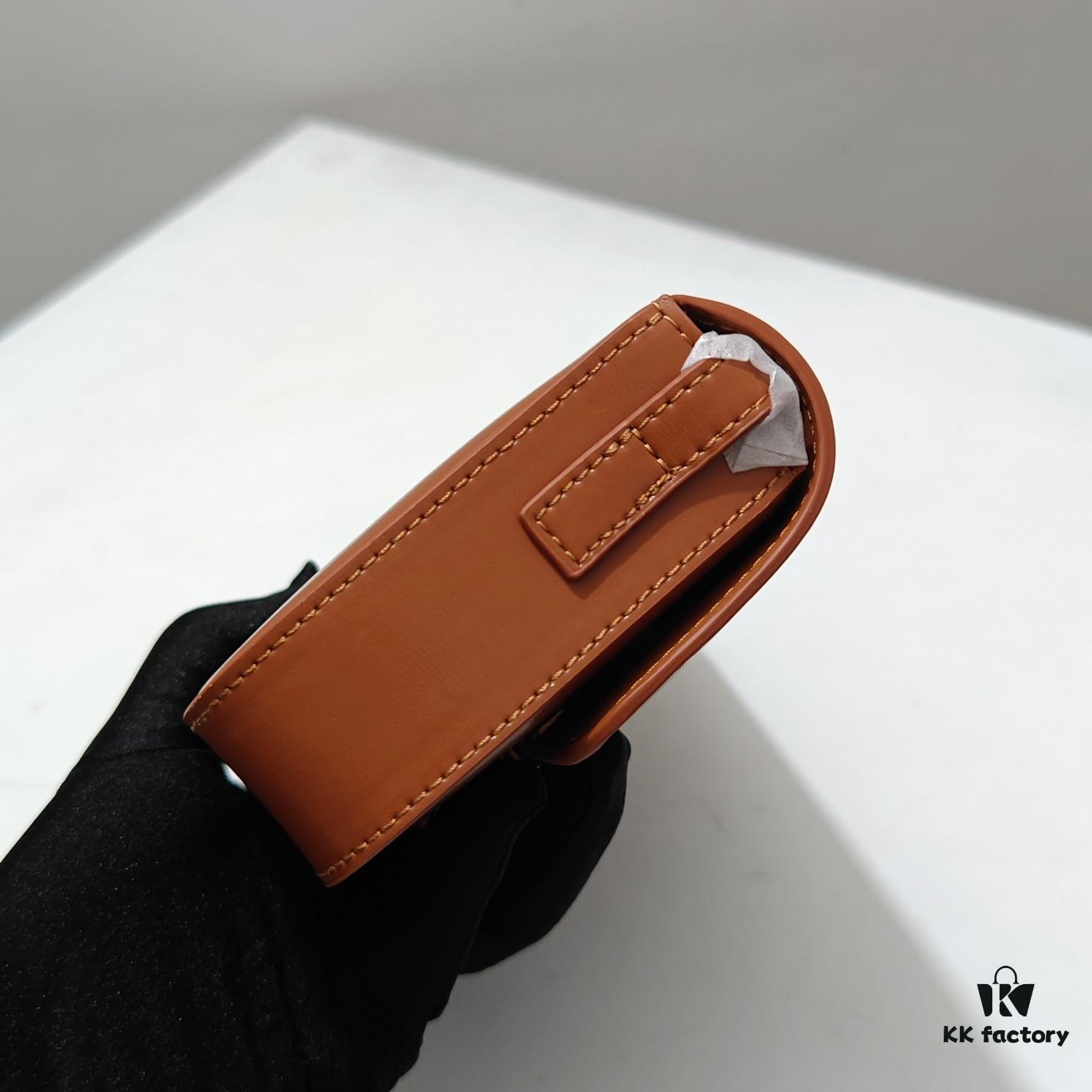 Top Quality Original Celine Triomphe Classic Shoulder Bag, Patent Leather with Needle Grain, Can Be Carried Underarm, by Hand or Crossbody, Perfect Color and Structure, Elegant and Three-dimensional Design