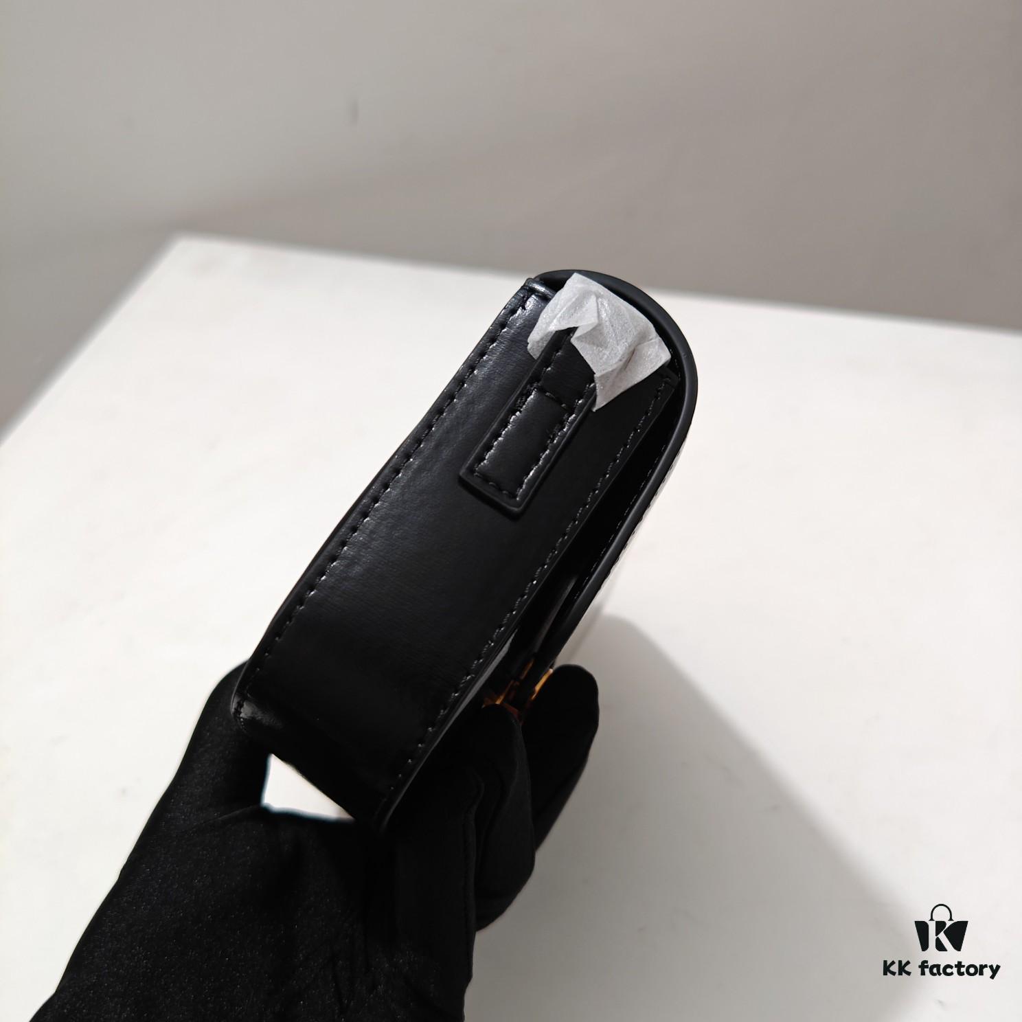 Top Quality Original Celine Triomphe Classic Crossbody Bag, Veined Calfskin Leather, Can Be Carried Underarm, by Hand or Crossbody, Perfect Match in Design and Color, Elegant 3D Structure