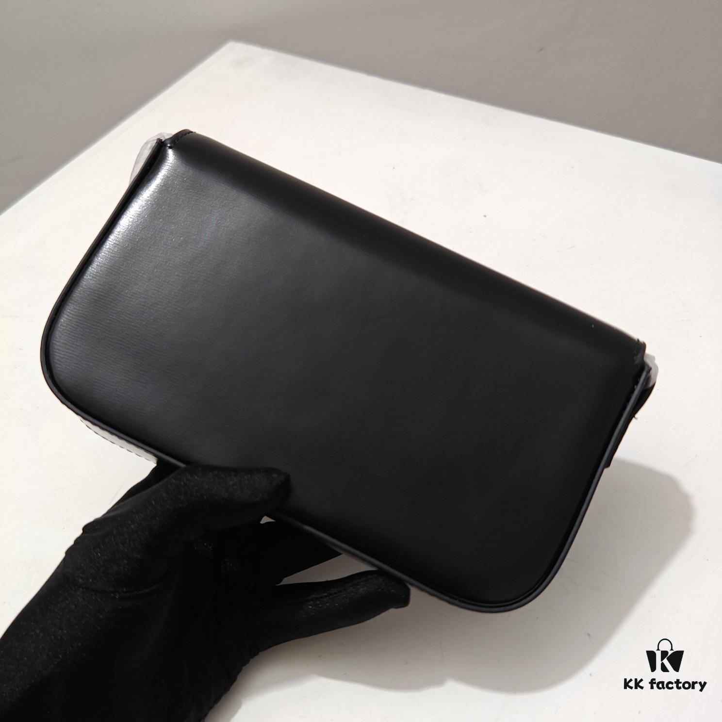 Top Quality Original Celine Triomphe Classic Crossbody Bag, Veined Calfskin Leather, Can Be Carried Underarm, by Hand or Shoulder Strap