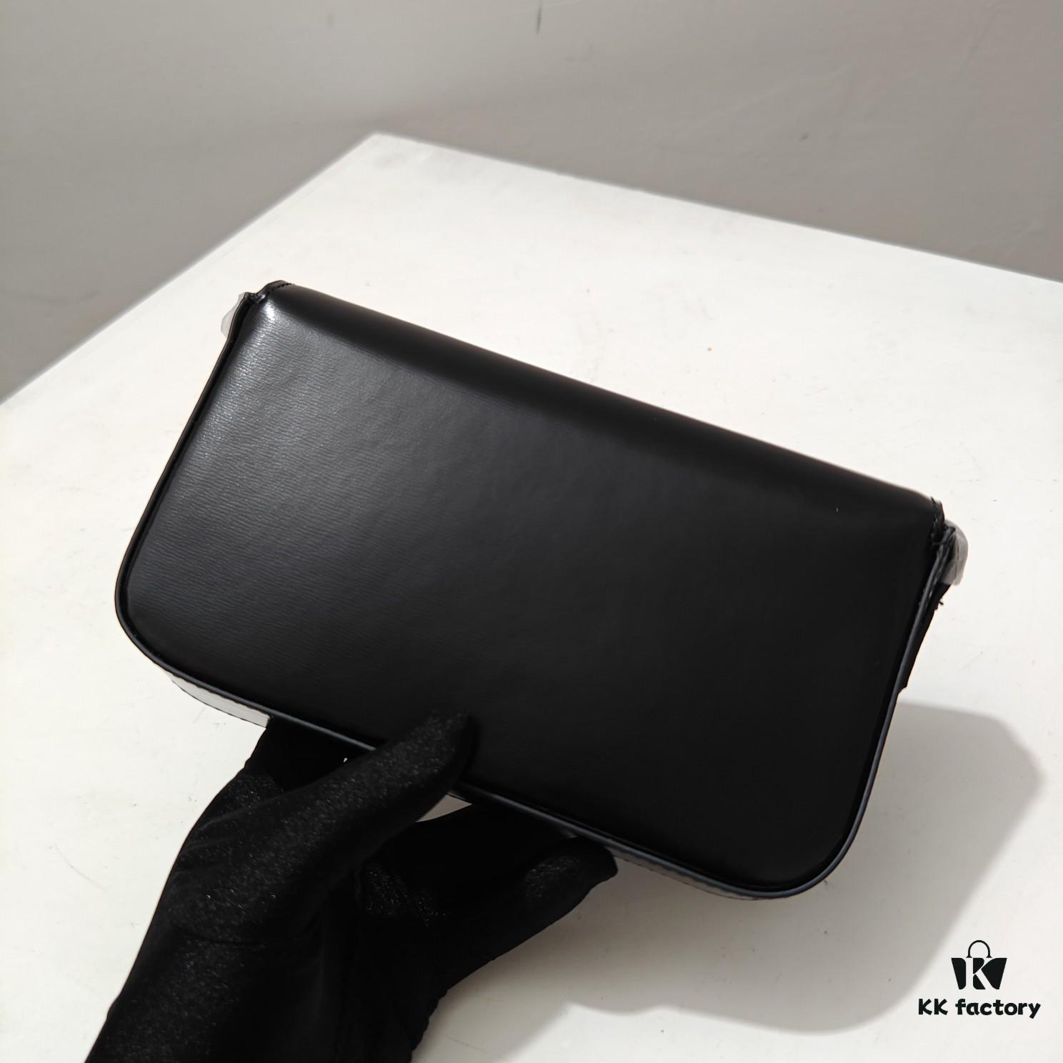 Top Quality Original Celine Triomphe Classic Crossbody Bag, Veined Calfskin Leather, Can Be Carried Underarm, by Hand or Crossbody