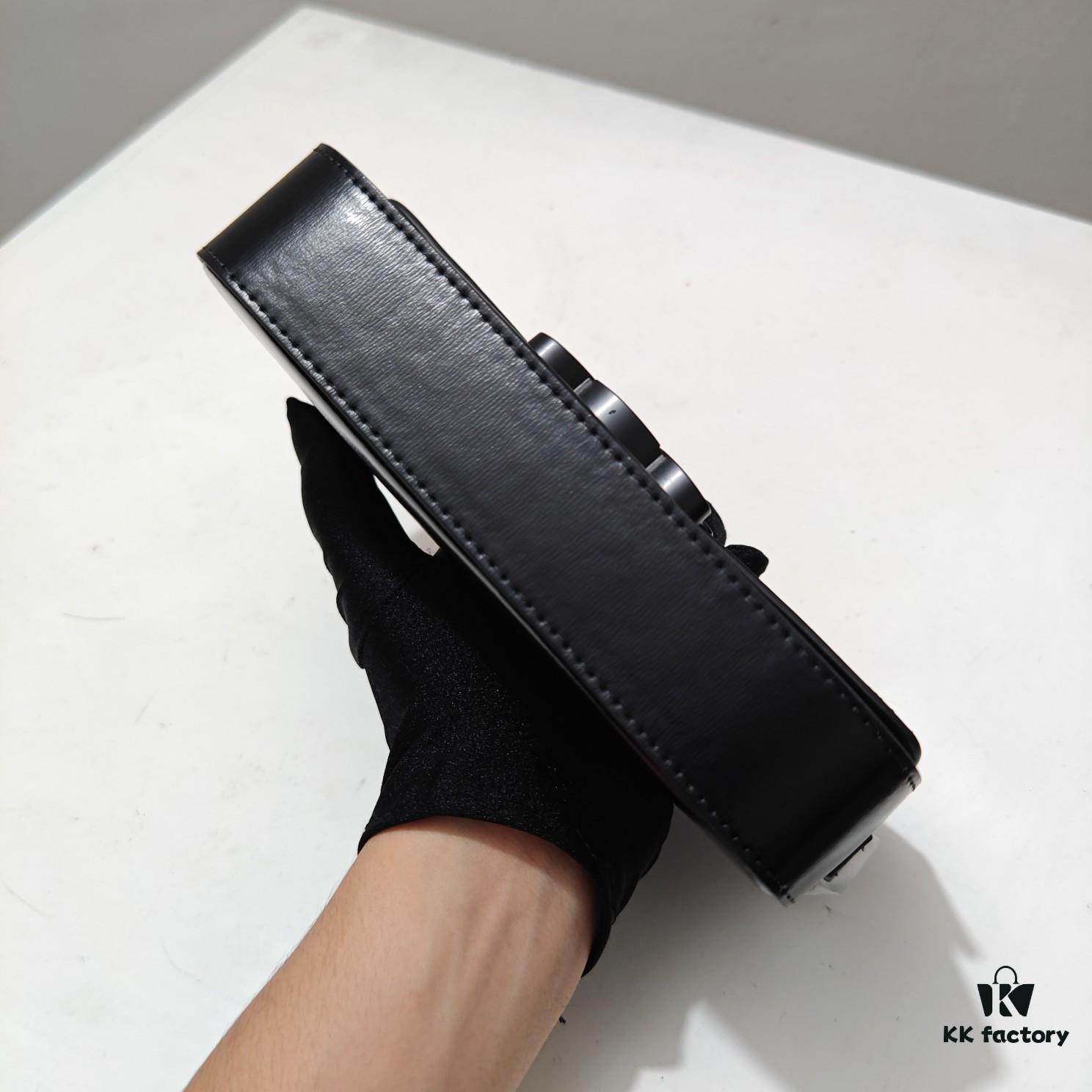 Top Quality Original Celine Triomphe Classic Crossbody Bag, Veined Calfskin Leather, Can Be Carried Underarm, by Hand or Crossbody