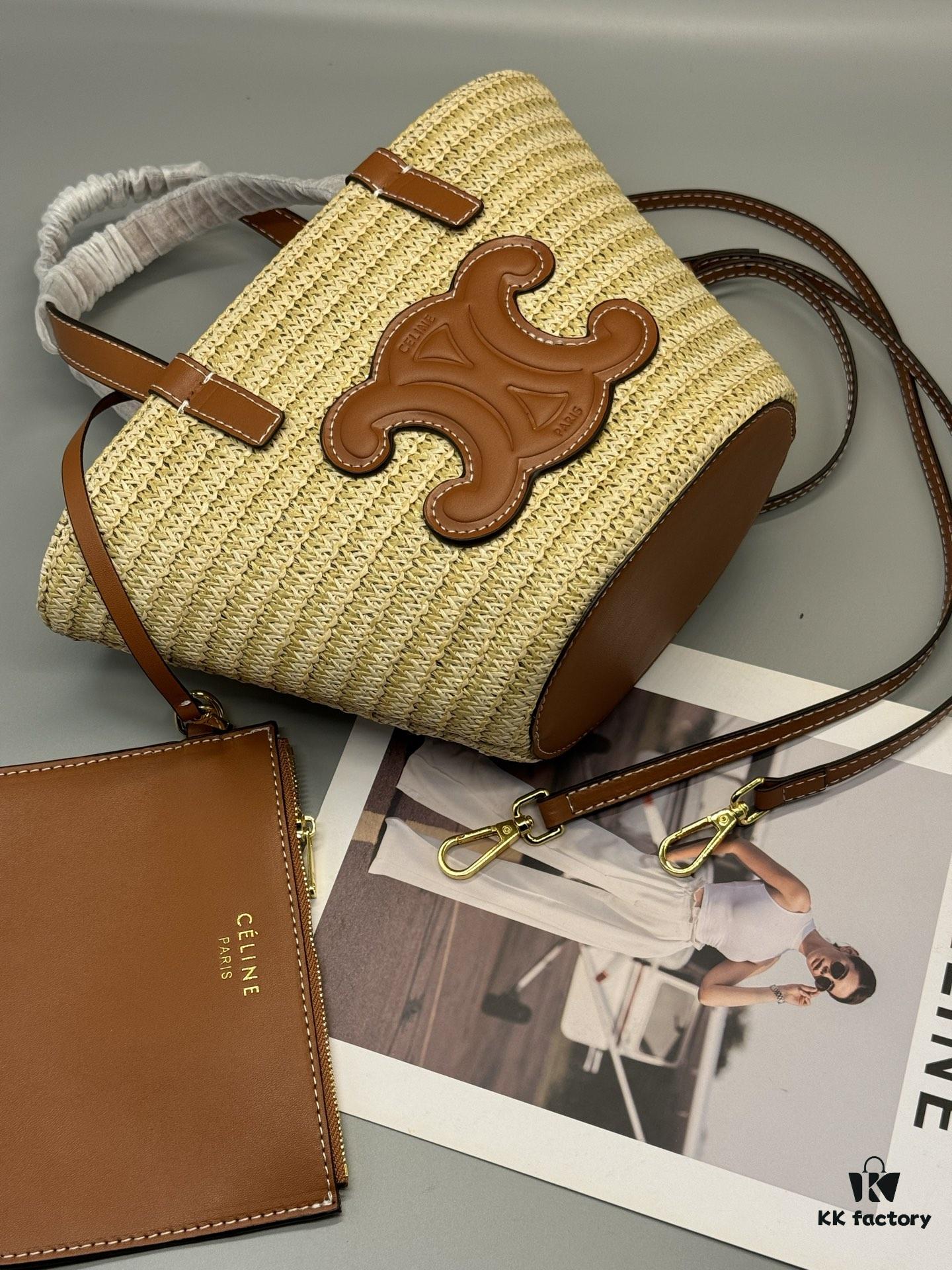 Celine New💫 This shopping bag is handcrafted from raffia fibers unique to Morocco, a must-have for summer vacations⛱️ Perfect for holiday getaways