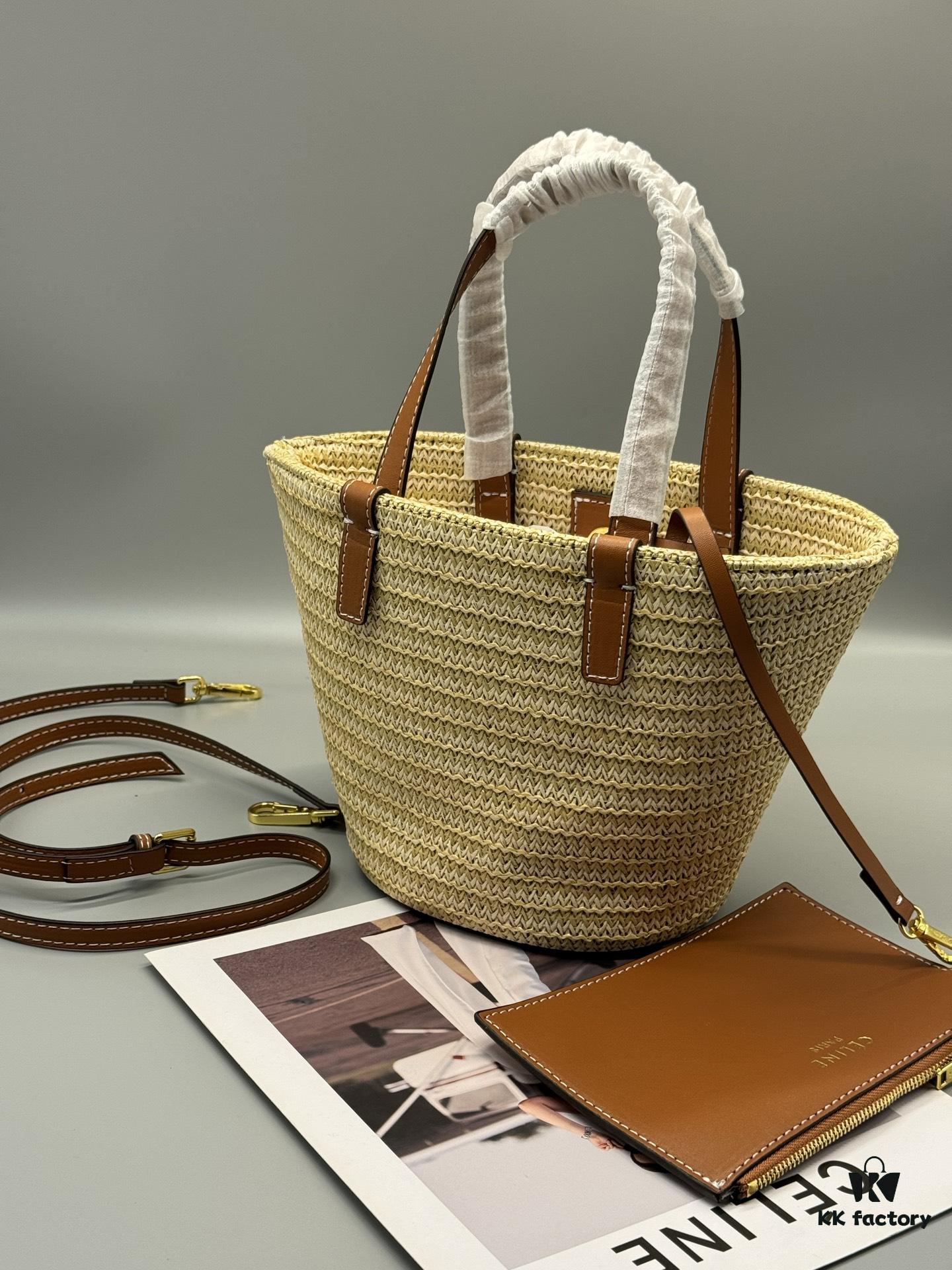 Celine New💫 This shopping bag is handcrafted from raffia fibers unique to Morocco, a must-have for summer vacations⛱️ Perfect for holiday getaways