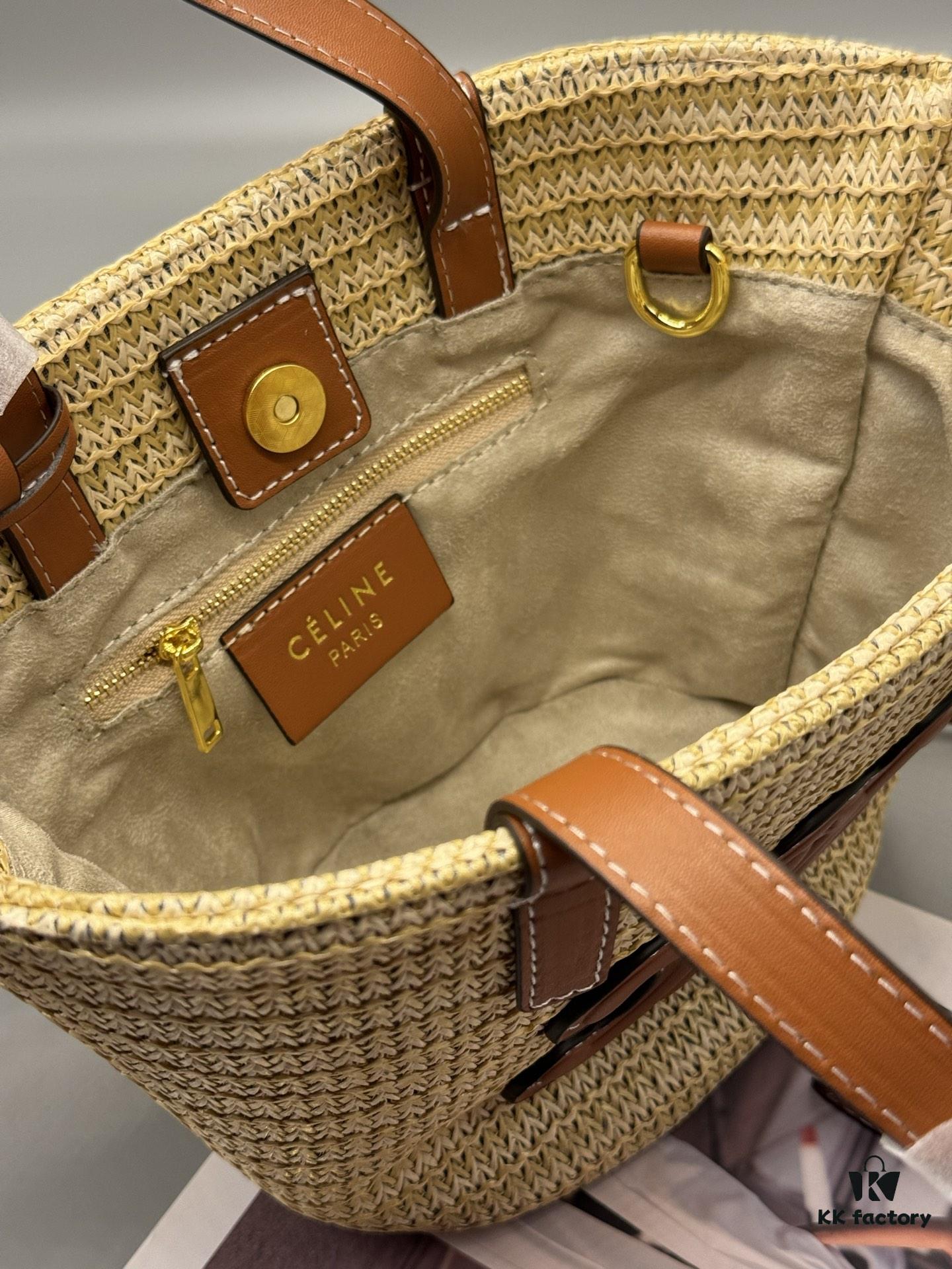 Celine New💫 This shopping bag is handcrafted from raffia fibers unique to Morocco, a must-have for summer vacations⛱️ Perfect for holiday getaways