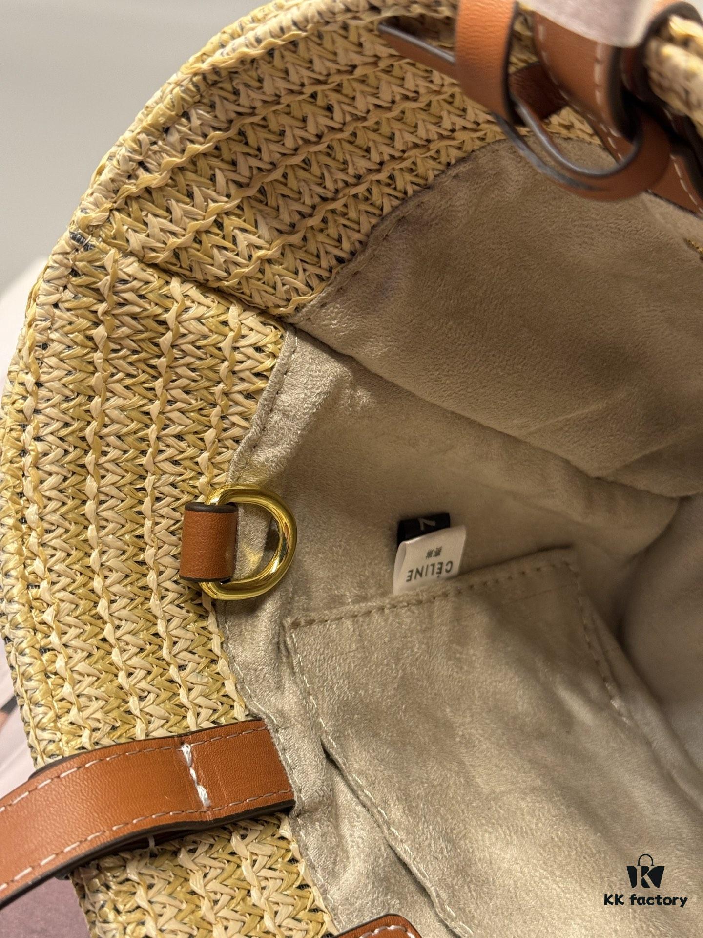 Celine New💫 This shopping bag is handcrafted from raffia fibers unique to Morocco, a must-have for summer vacations⛱️ Perfect for holiday getaways