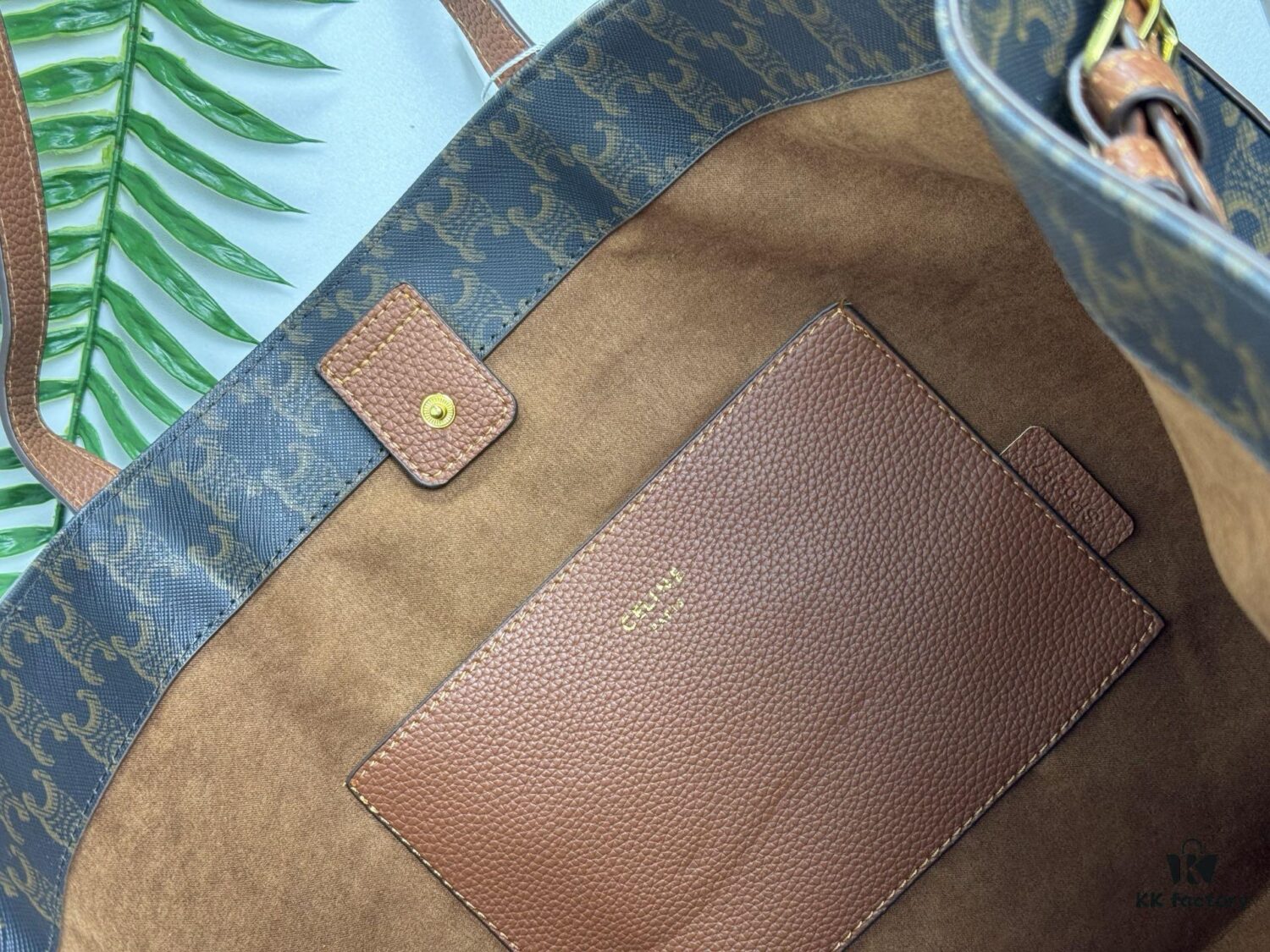 Celine Shopping Bag, Imported Crinkled Leather, Fashionable and Versatile, Must-Have Item for Trendsetters