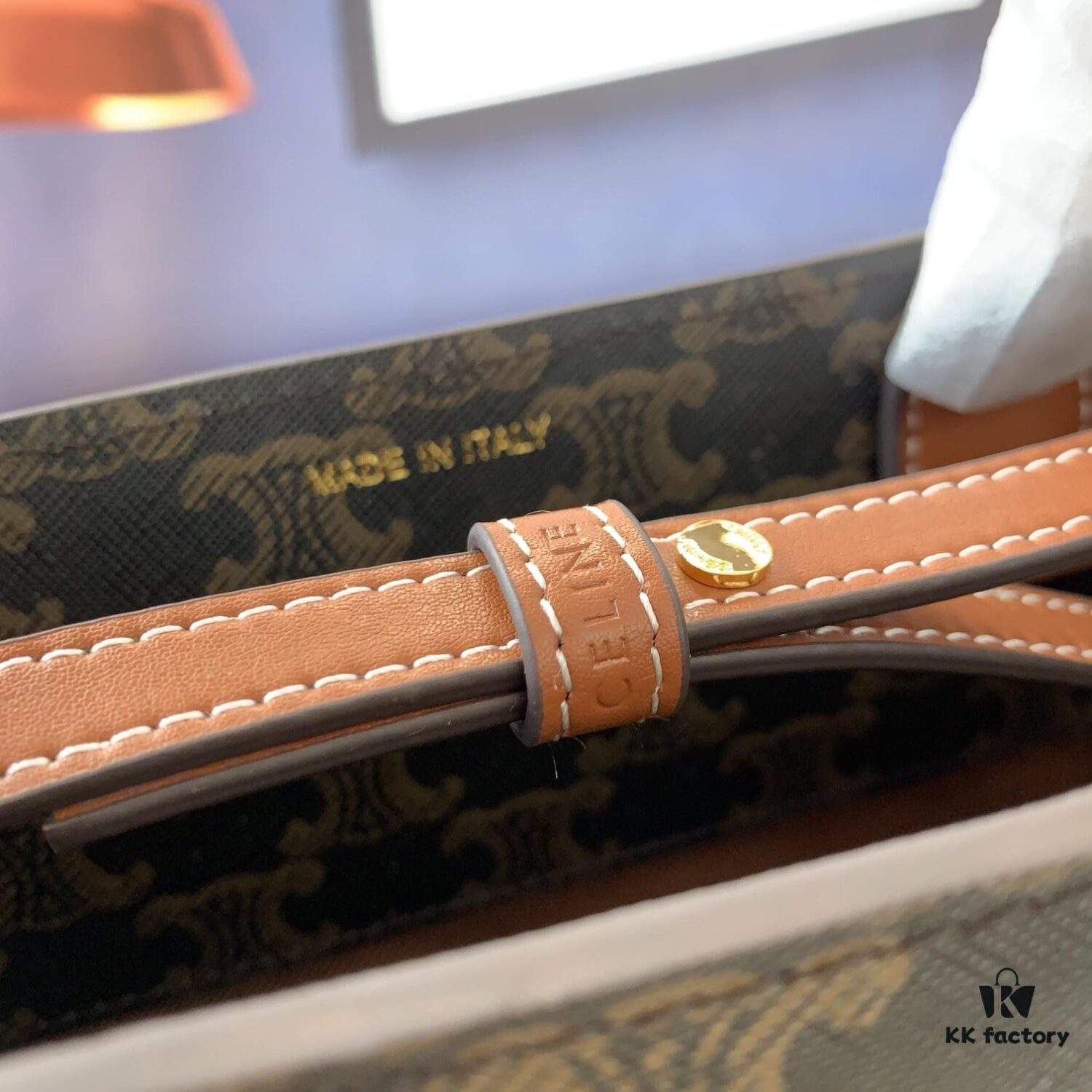 Model C192082 Vintage Pattern, Medium-Sized CELINE-Printed Synthetic Leather and Cowhide Vertical Handbag with Adjustable Detachable Leather Shoulder Strap (50cm), Dimensions: 32cm x 29cm x 8cm