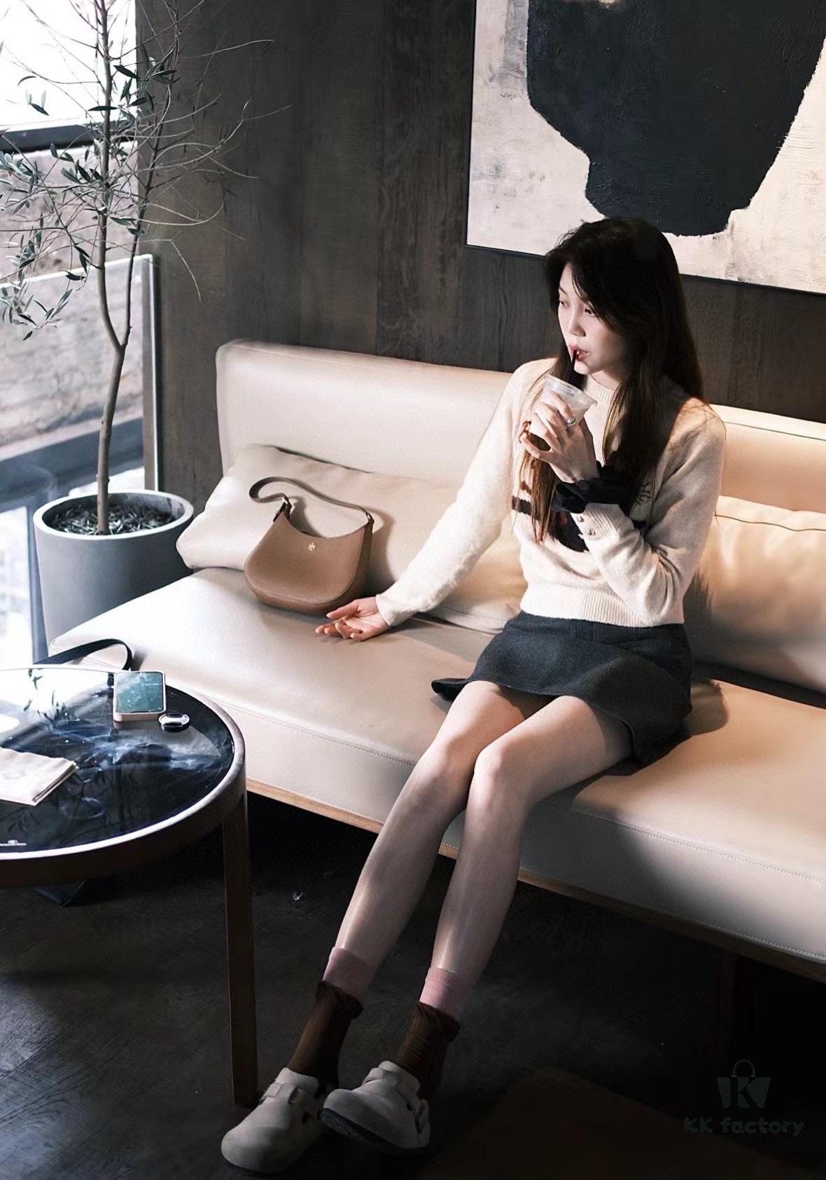 Tory Burch Emerson Series New Arrival Crossbody Bag in Full Leather with Quilted Calfskin