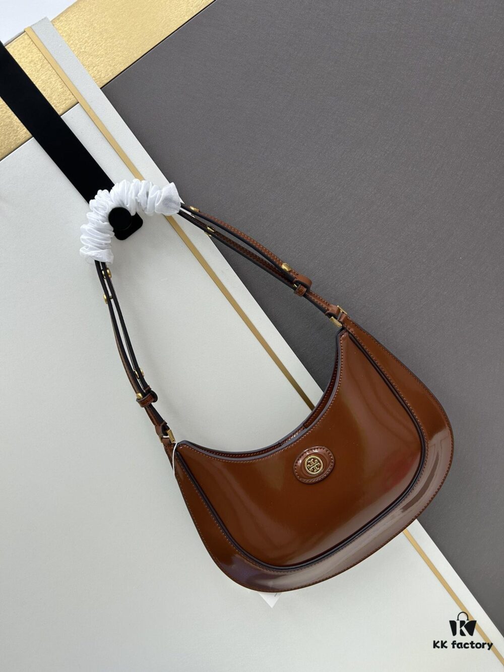 Original Quality [Full Leather Series, New Arrival with Attention to Details] TORY BURCH ROBINSON New Crescent Shoulder Bag Premium Leather Fashionable and Timeless Design with Meticulous Craftsmanship Functional and Versatile