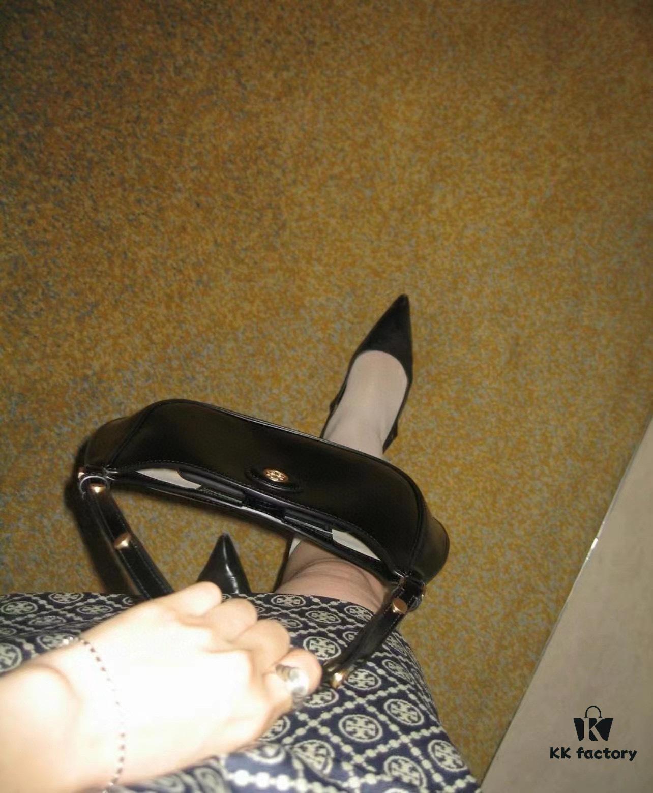 Original Quality [Full Leather Series, New Arrival with Attention to Details] TORY BURCH Robinson New Crescent Underarm Bag Made from Premium Leather