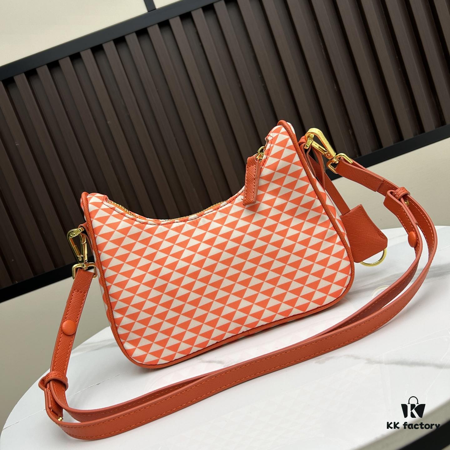 With Box, Prada Hobo Three-in-One Bag Is So Comfortable to Carry!